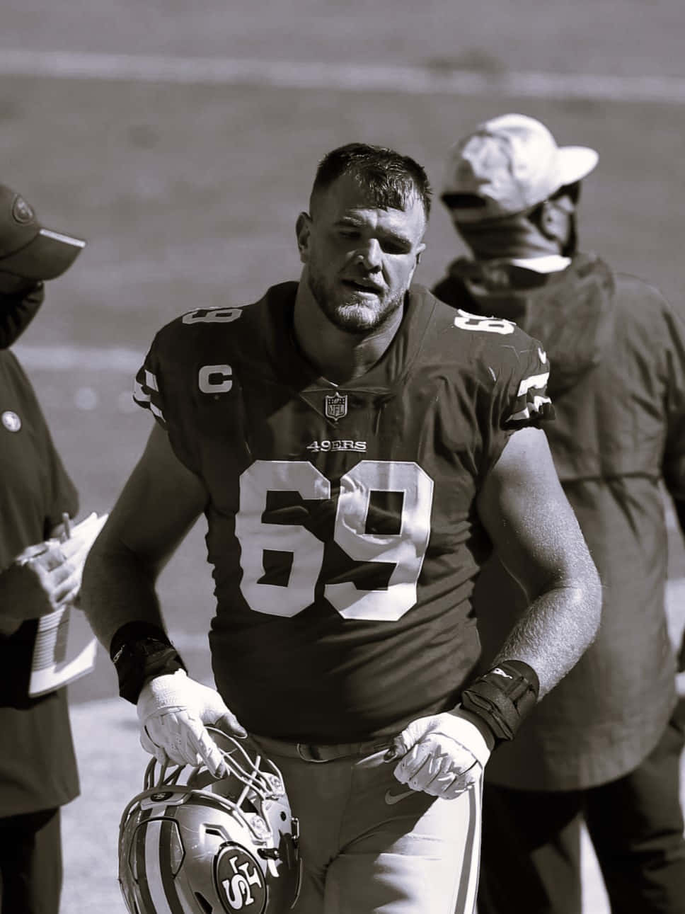 Mike Mcglinchey 桌布 壁紙 — 一張黑白照片，一名身穿69號球衣的美式足球員在場上手持頭盔。