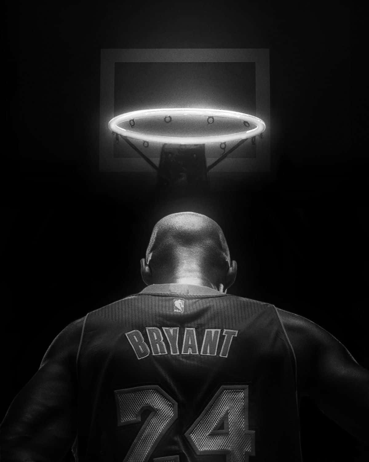 科比· Bryant 桌布 壁紙 — 一張黑白照片，一名身穿Bryant 24號球衣的籃球運動員從後方仰望發光的籃框。