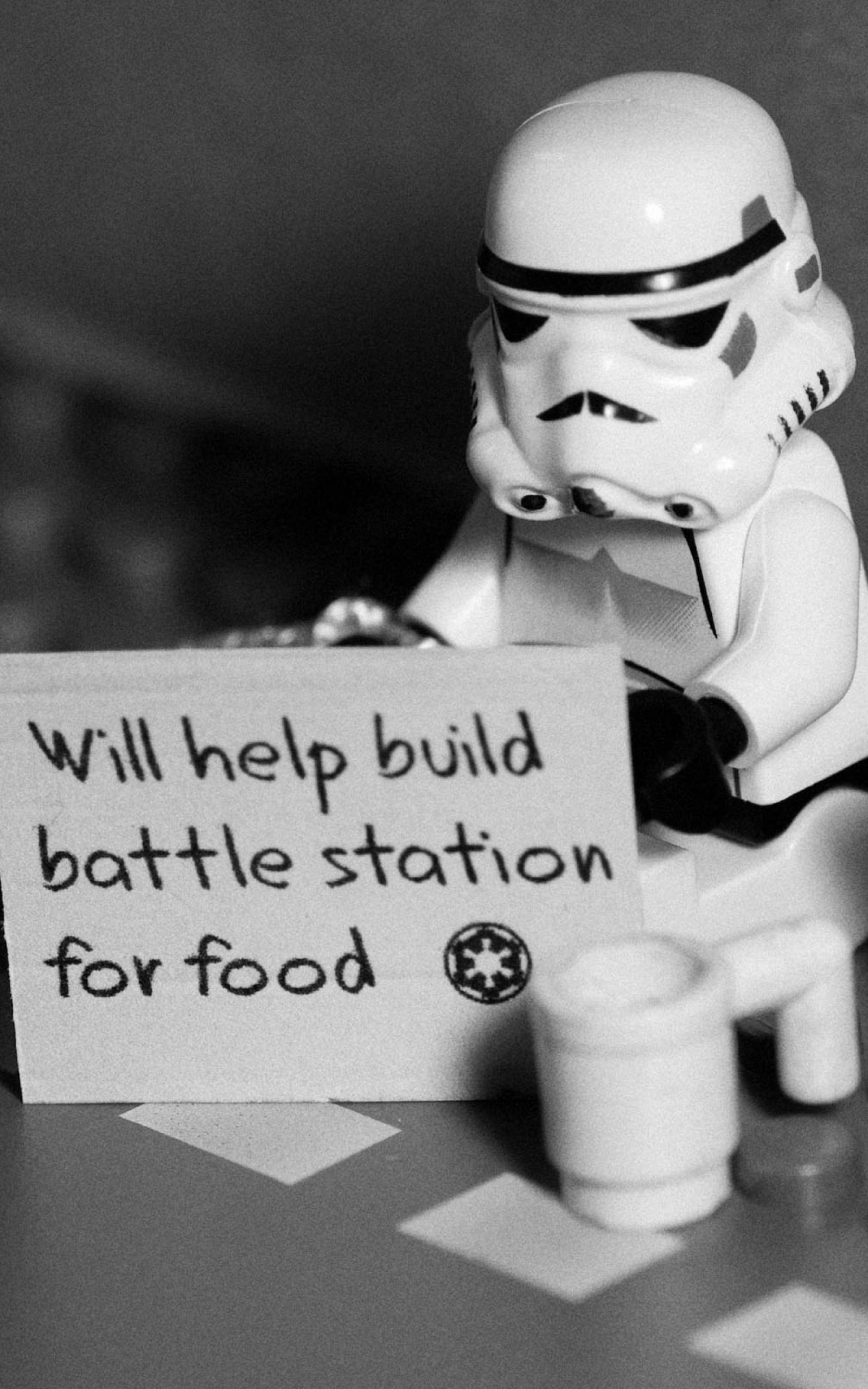 LEGO風暴兵手持標語，提議建造戰鬥基地換取食物。 — 樂高 GIF 壁紙