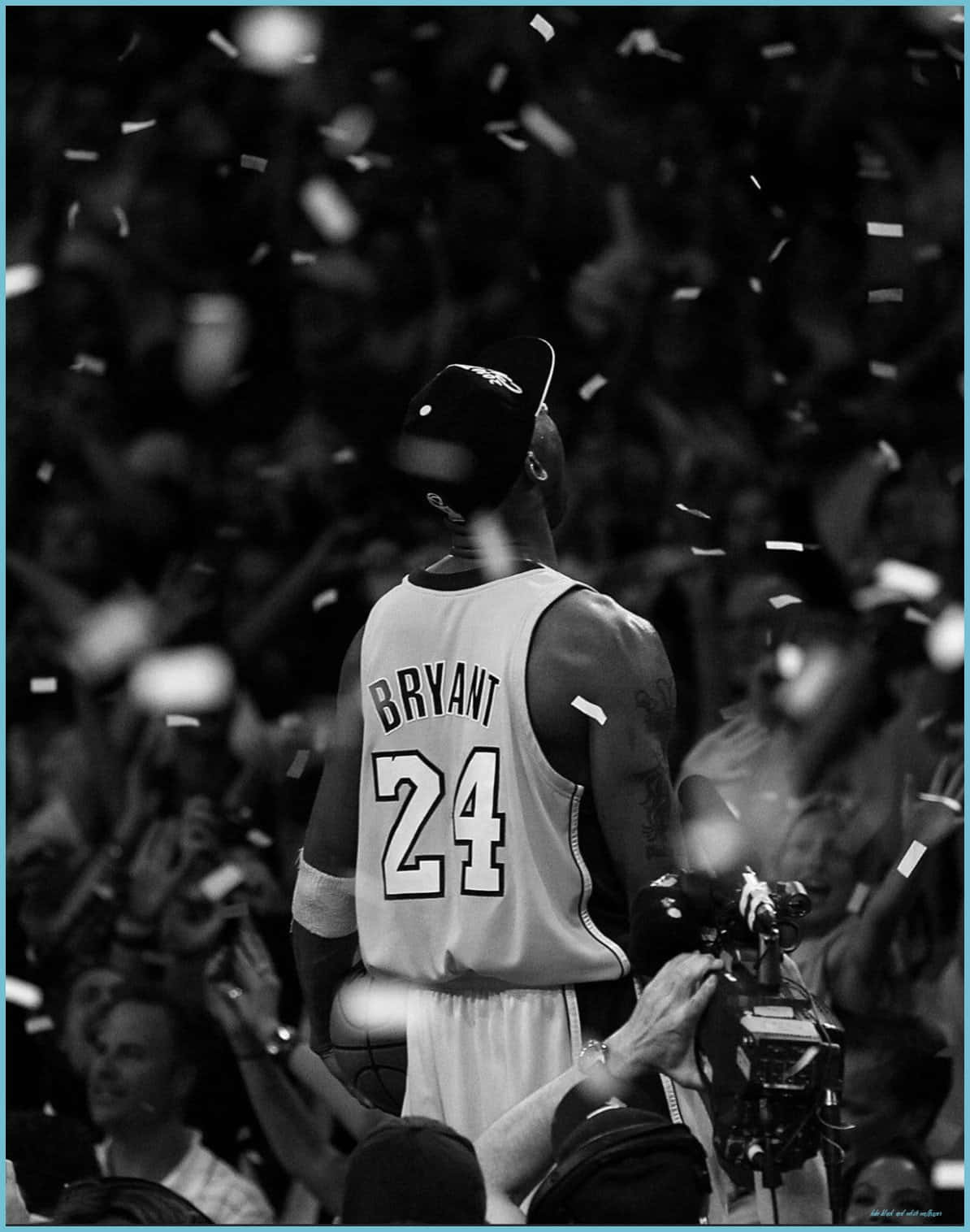科比· Bryant 桌布 壁紙 — 一張黑白照片，高比·拜仁穿著24號球衣站立，周圍有五彩紙屑飄落，球迷歡呼。