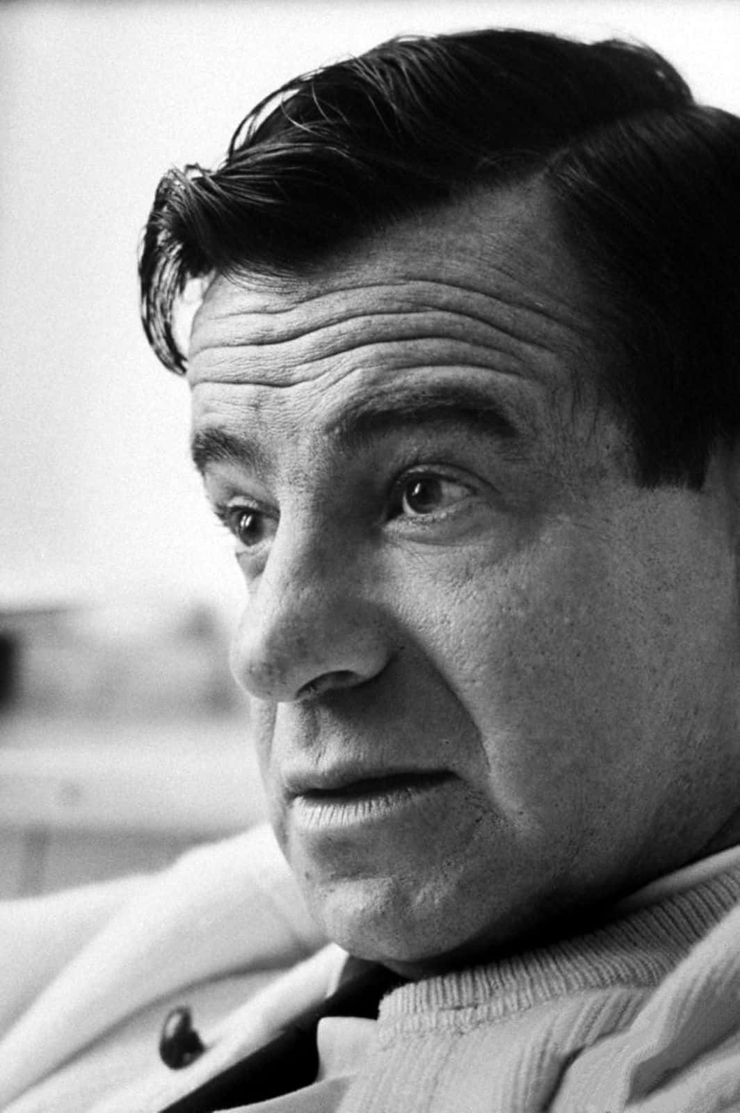 Walter Matthau 桌布 壁紙 — 一張黑白特寫肖像，一名眼神銳利、眉頭緊鎖的男子若有所思地望向一旁。