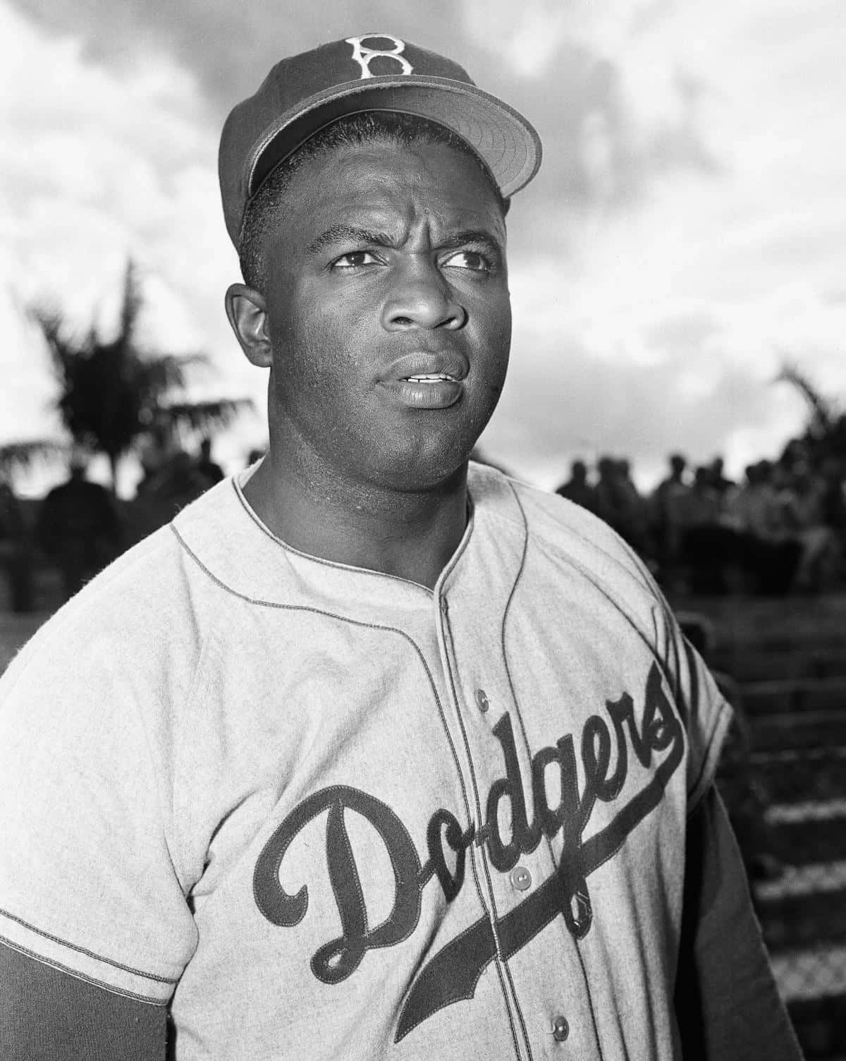 Jackie Robinson 桌布 壁紙 — 一張黑白肖像，一名身穿道奇隊球衣的棒球運動員表情嚴肅地望向一旁。