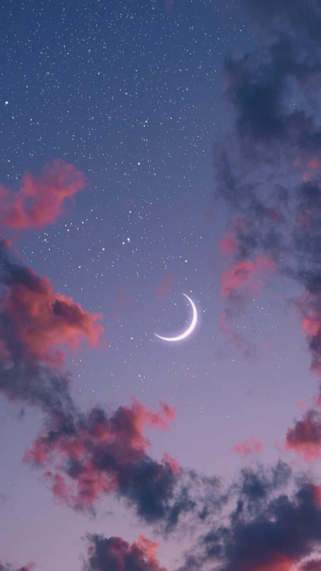唯美雲朵動態 桌布 壁紙 — 一彎新月在佈滿粉紅和紫色雲彩及零星星星的暮色天空中柔和地發光。