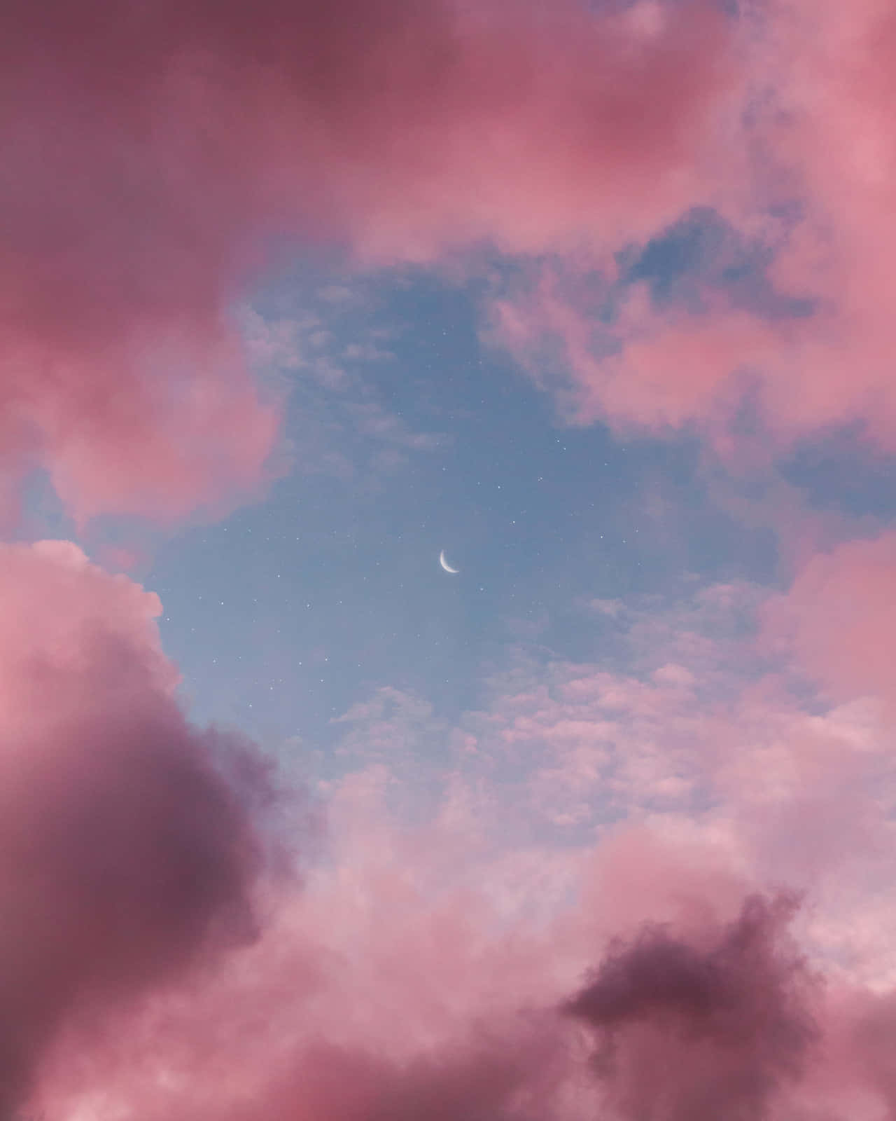 唯美雲朵 桌布 壁紙 — 一彎新月在充滿粉紅色和藍色雲彩以及散落星星的夢幻天空中柔和地發光。