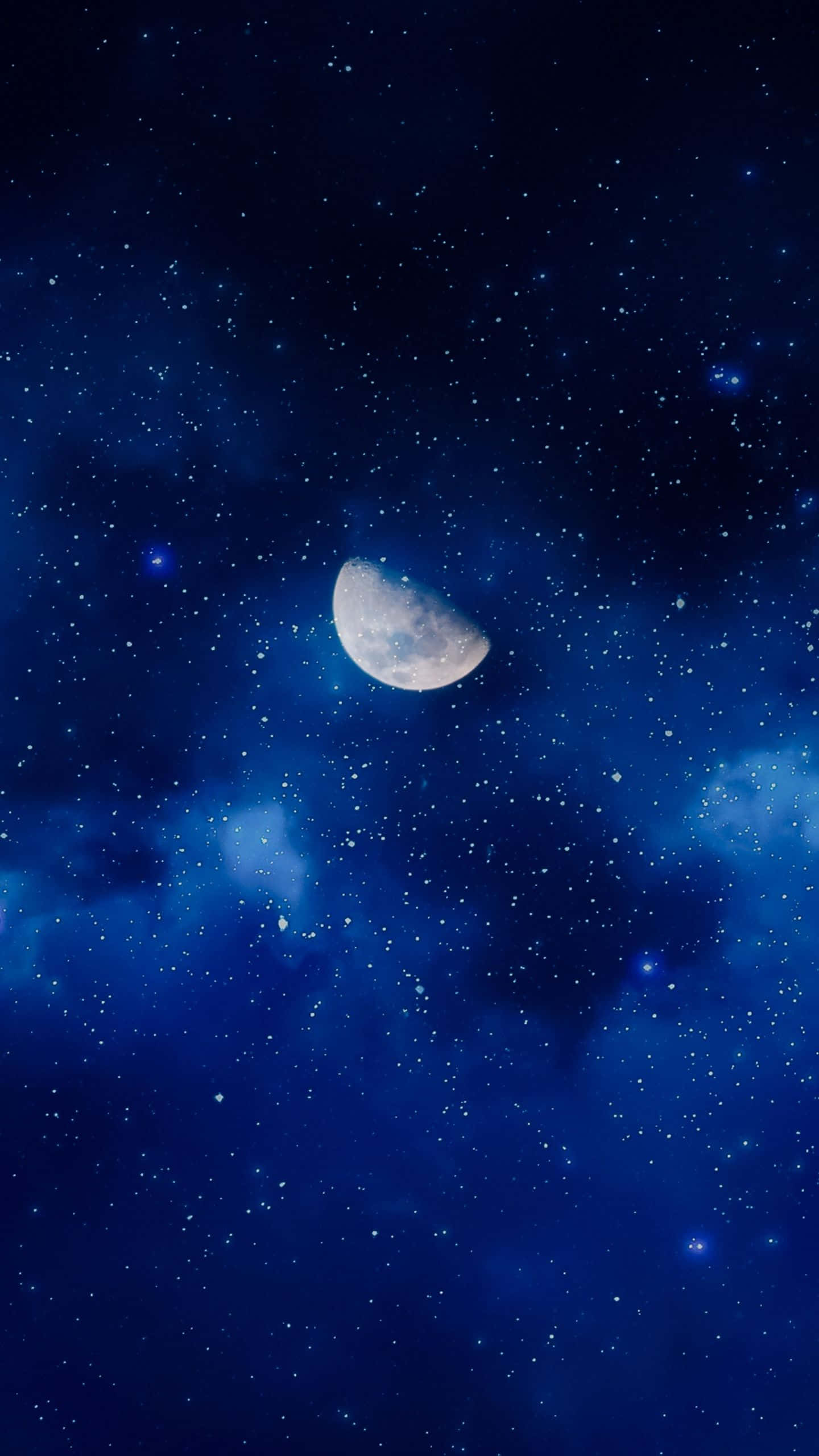 月亮與星星動畫 桌布 壁紙 — 一彎新月在深藍色星空下柔和發光，縷縷薄雲飄過夜空。