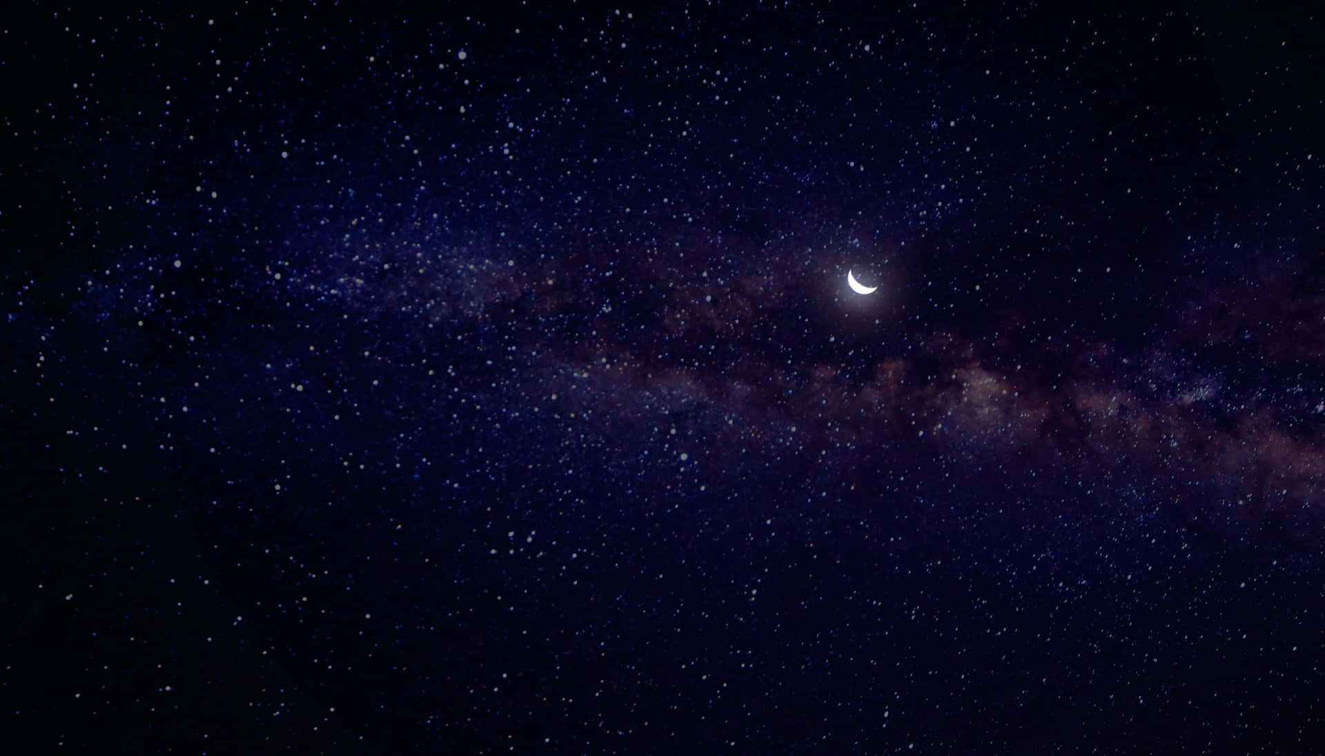 Aesthetic Night Sky 桌布 壁紙 — 一彎新月在深靛藍夜空中的銀河密集星場上方柔和發光。