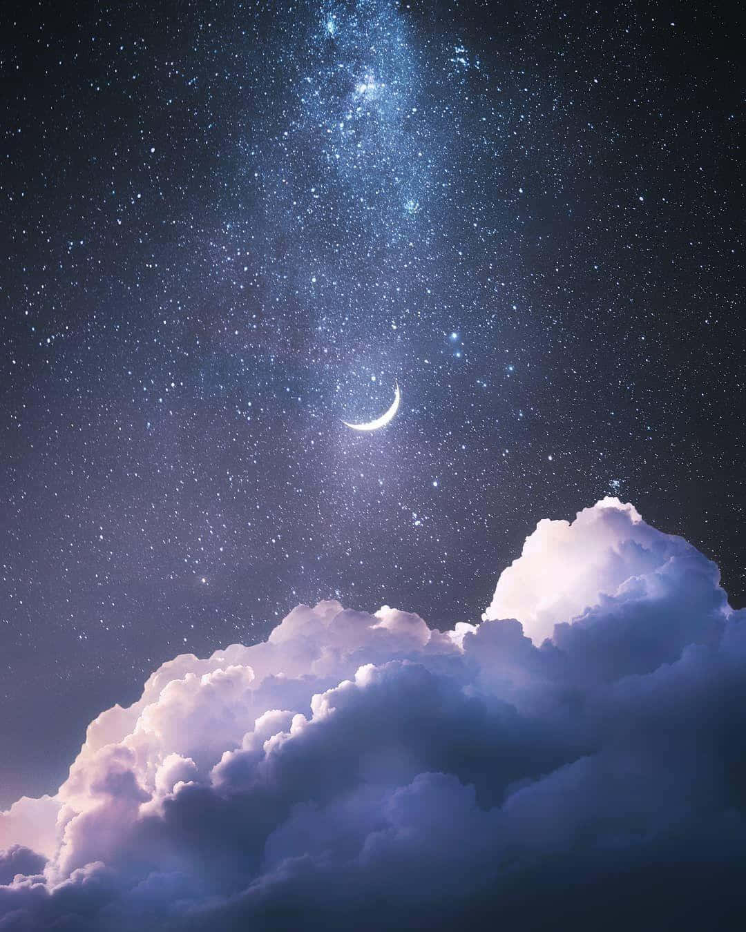 Aesthetic Night Sky 桌布 壁紙 — 一彎新月在蓬鬆的雲層上方發光，下方是繁星點點的夜空，有一條發光的宇宙流。