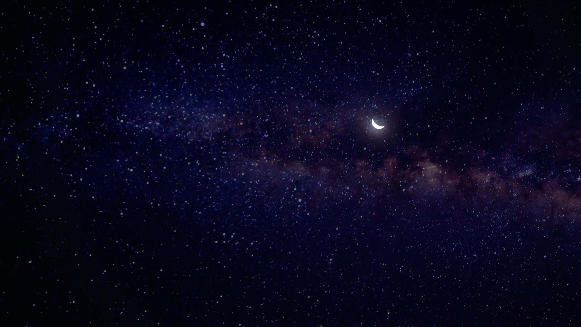 月亮與星星動畫 桌布 壁紙 — 一彎新月在銀河發光帶上方閃耀，映襯著繁星點點的夜空。