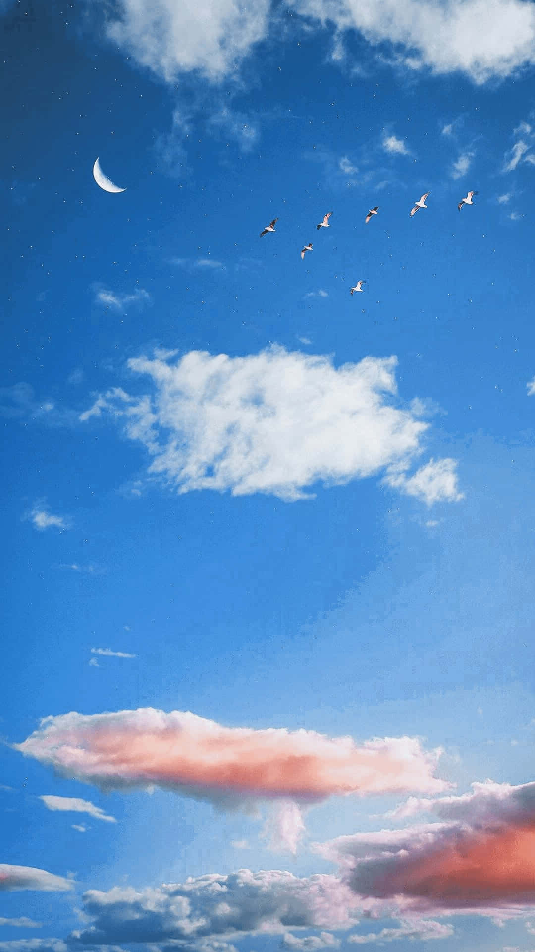 Cloud Aesthetic 桌布 壁紙 — 一彎新月注視著鳥兒在藍天白雲和粉紅雲朵中編隊飛行。