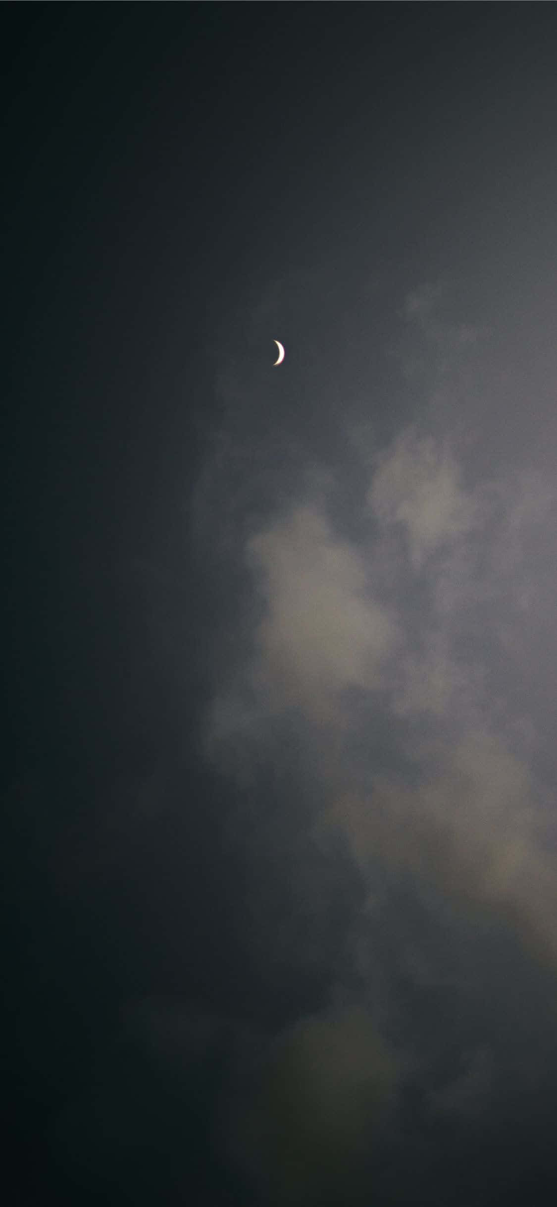Relaxation 桌布 壁紙 — 一彎精緻的月牙在漆黑的夜空中，於縷縷薄雲之上柔和地發光。