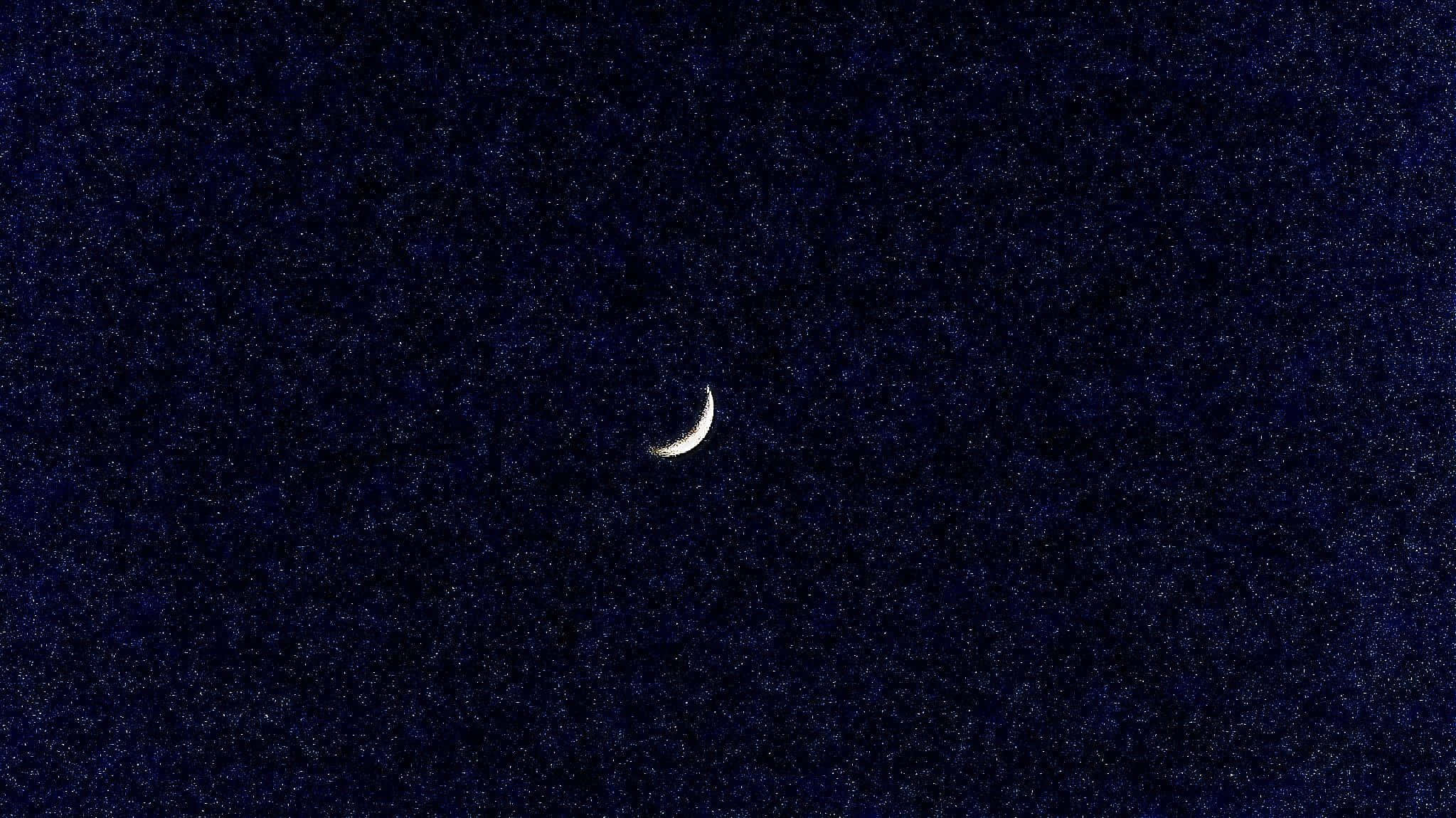 月亮與星星動畫 桌布 壁紙 — 一彎纖細的月牙在深藍色、點綴著無數遙遠星星的夜空中柔和地發光。