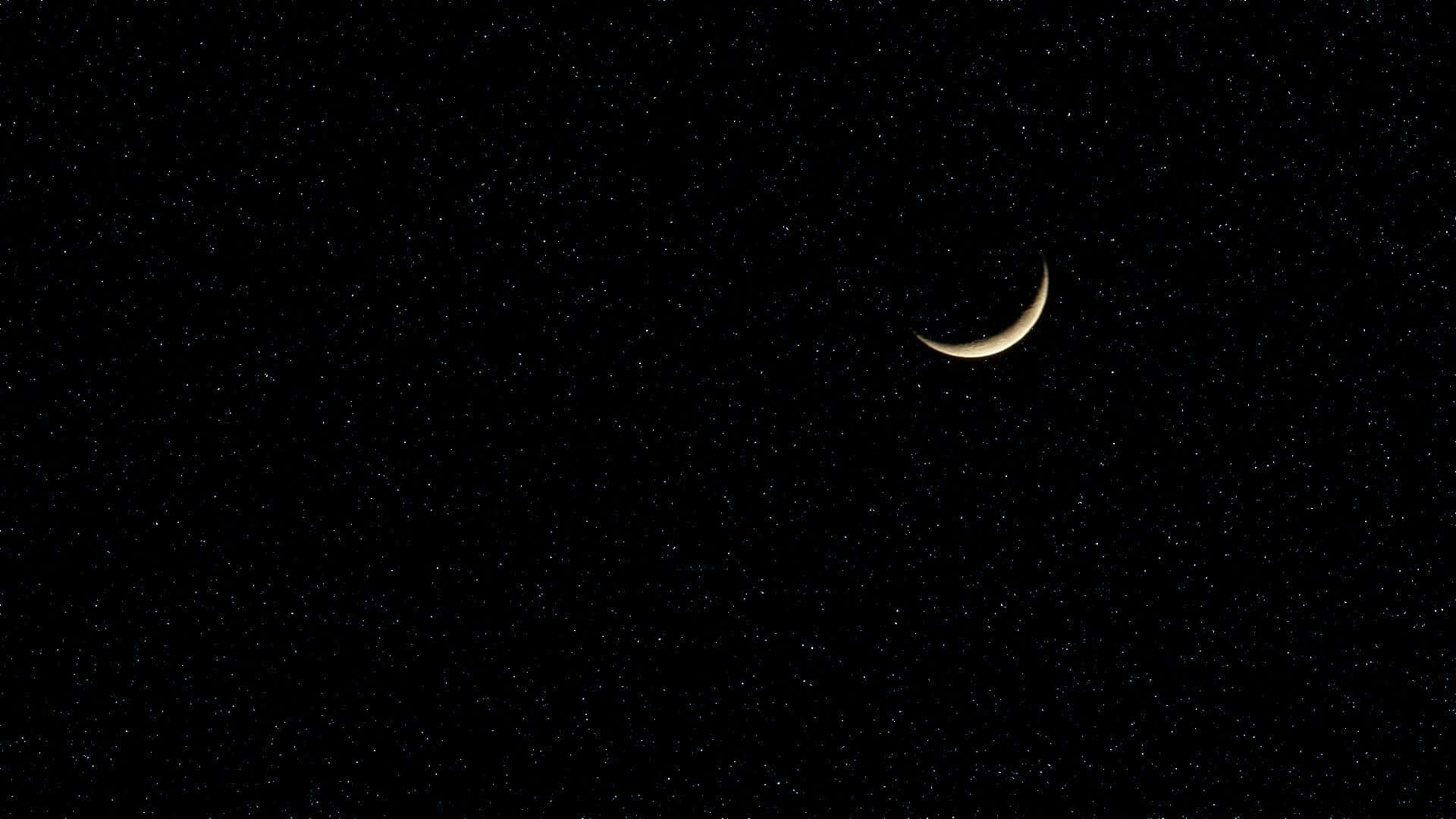 月亮與星星動畫 桌布 壁紙 — 一彎纖細的月牙在深邃夜空中的廣闊星野上柔和地發光。