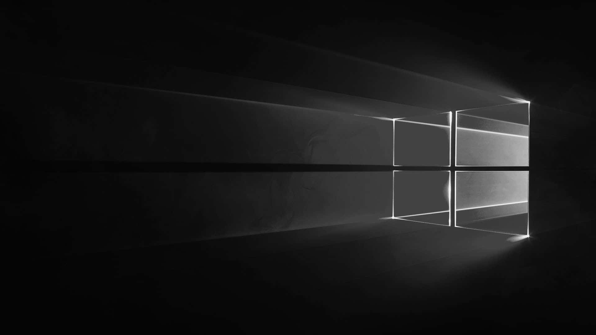 Black Windows 桌布 壁紙 — 一扇極簡風格的窗戶，帶有四塊玻璃，將明亮的光束投射到黑暗的房間中，營造出戲劇性的陰影和寧靜的氛圍。