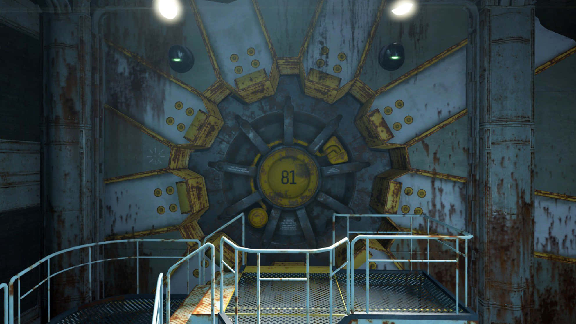 Fallout 4 Vault 桌布 壁紙 — 一扇生鏽的工業保險庫門，標有81號，帶有黃色點綴，金屬走道在刺眼的頭頂燈光下。