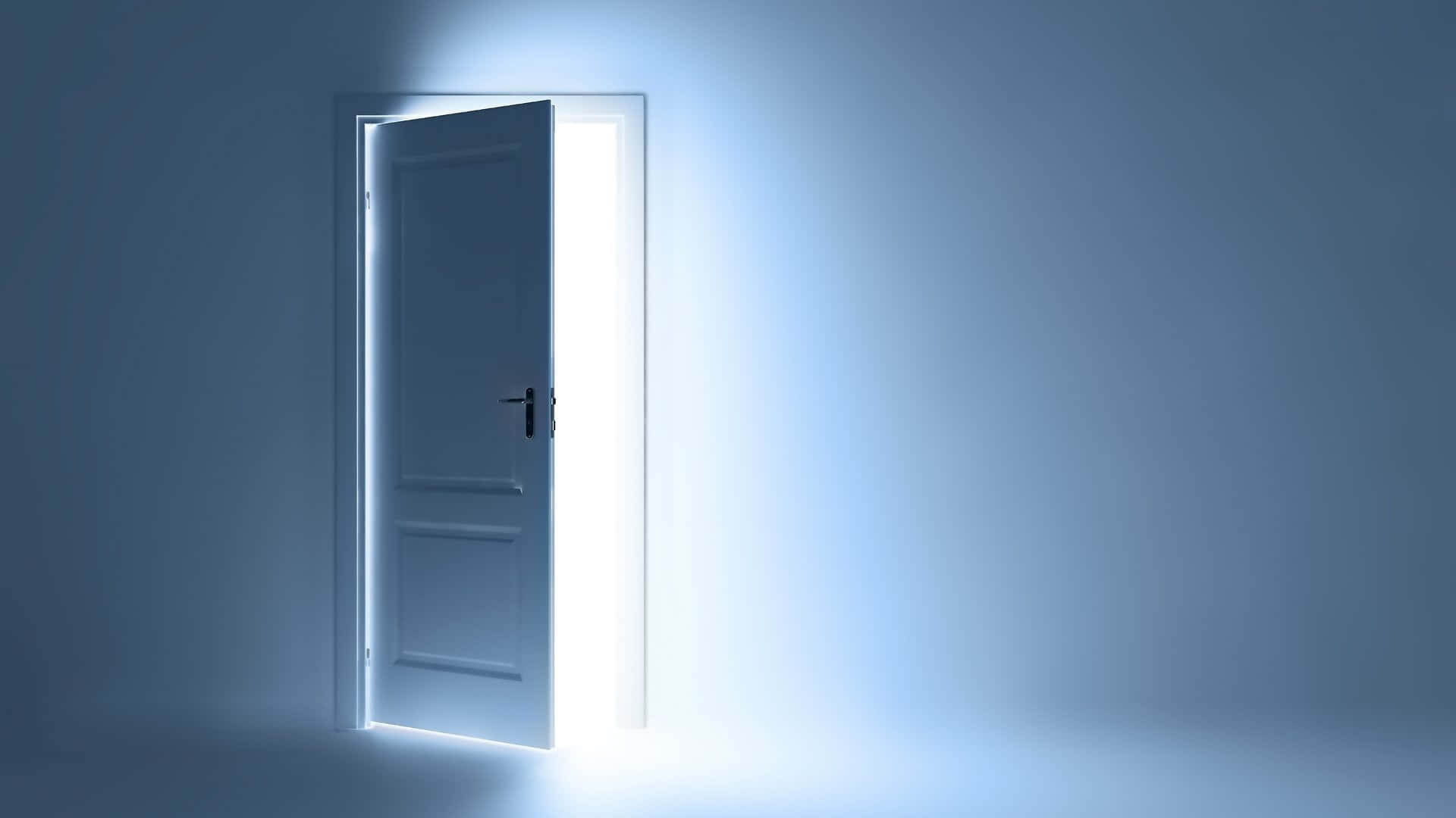 Door 桌布 壁紙 — 一扇白色門在昏暗的藍色房間中半開著，從門外透進明亮的白光，閃閃發光。