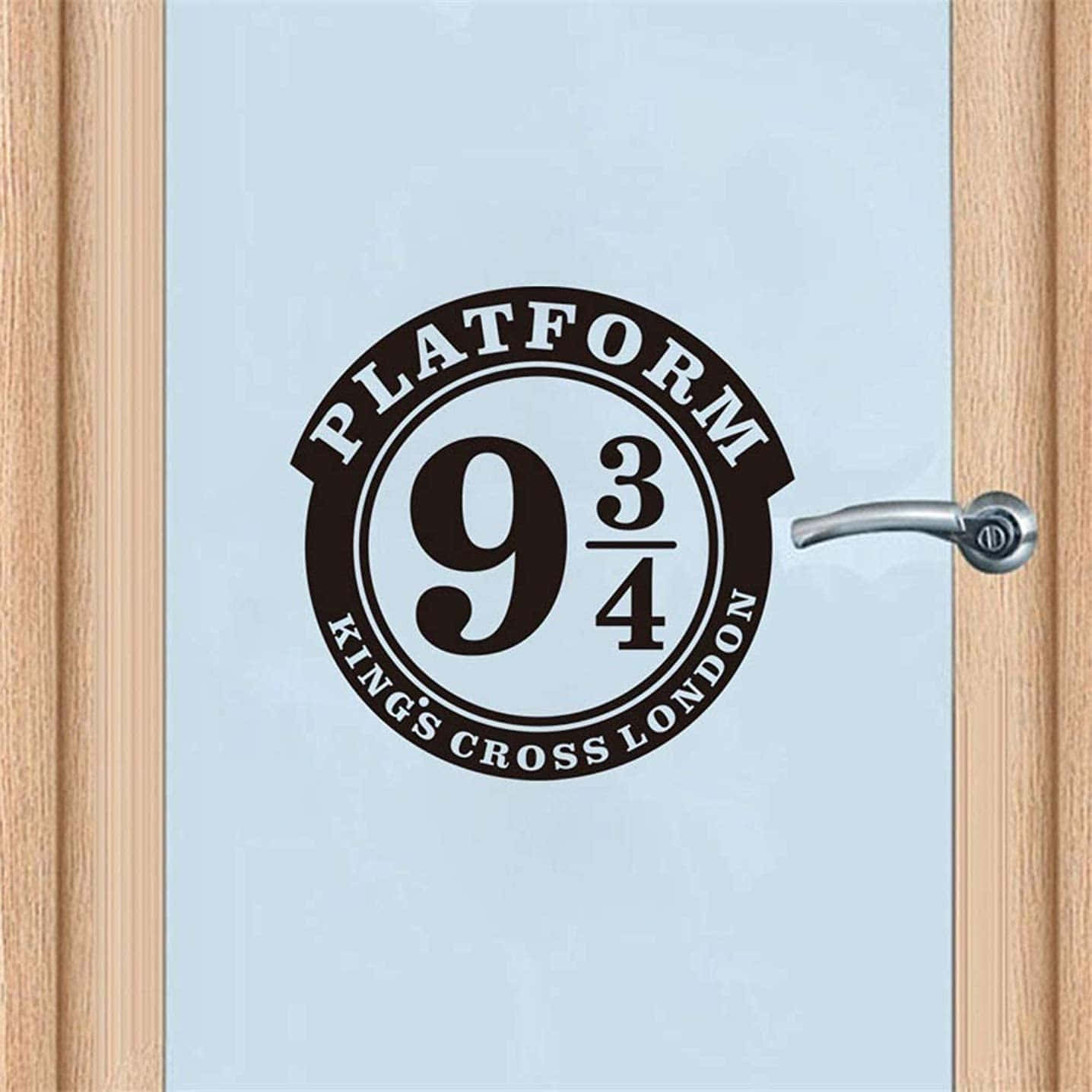 Platform 9 3/4 桌布 壁紙 — 一扇磨砂玻璃門，上面有一個黑色圓形貼紙，寫著 Platform 9 3/4 King's Cross London。