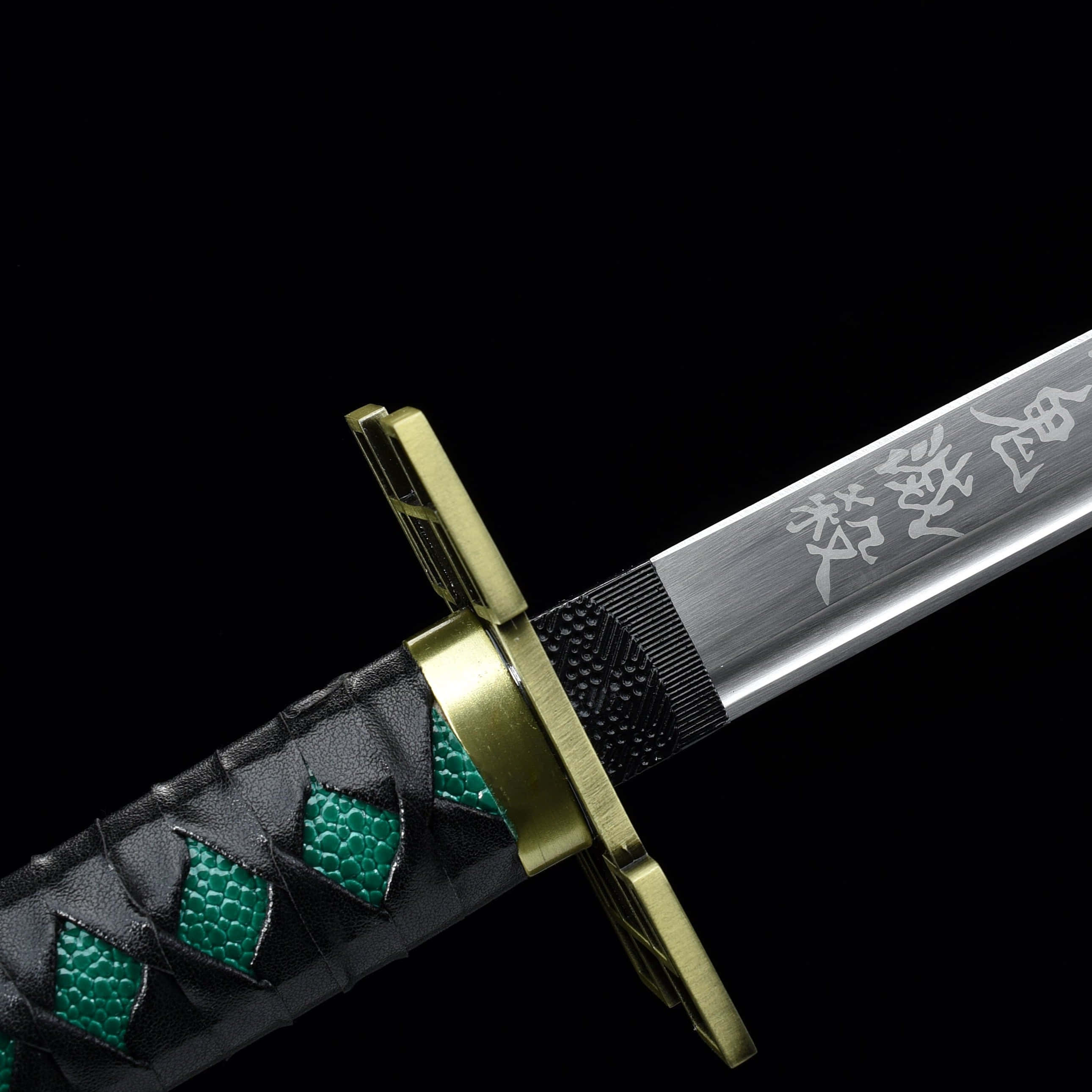 Nichirin Blades 桌布 壁紙 — 一把刀的近距離特寫，刀柄為黑色和綠色鱗片狀，配有黃銅配件，背景為黑色。