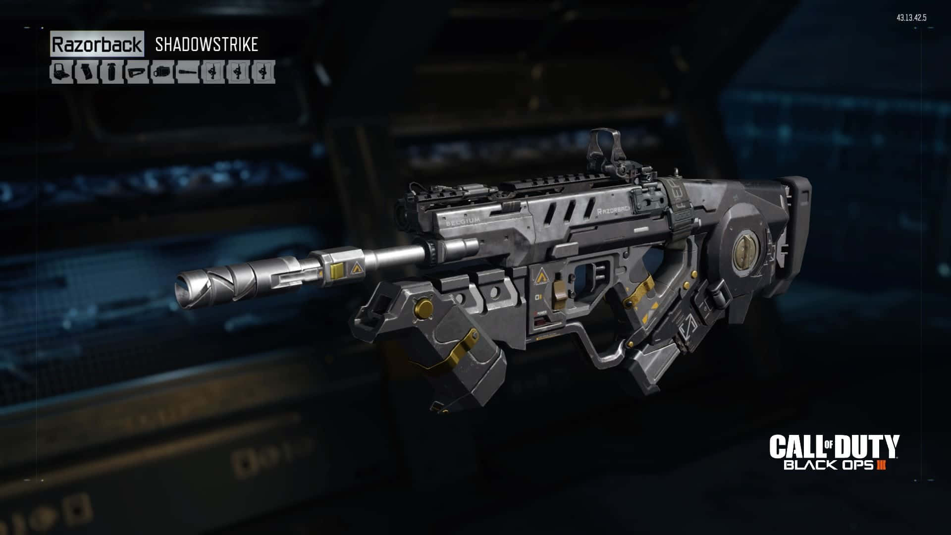 Call Of Duty Weapons 桌布 壁紙 — 一把名為 Razorback Shadowstrike 的未來主義黑金突擊步槍，在黑暗的數位背景上閃爍著戰術細節。
