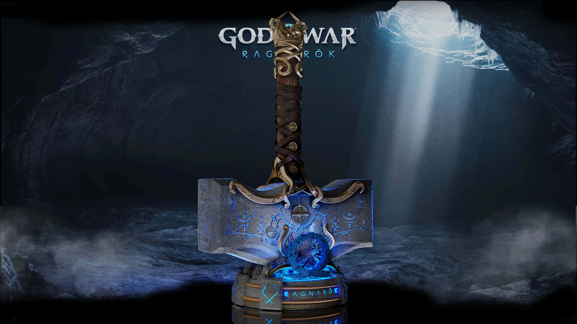 God Of War 桌布 壁紙 — 一把帶有複雜符文、發出藍光的巨大錘子，放置在一個由單一光束照亮的黑暗洞穴中的基座上。