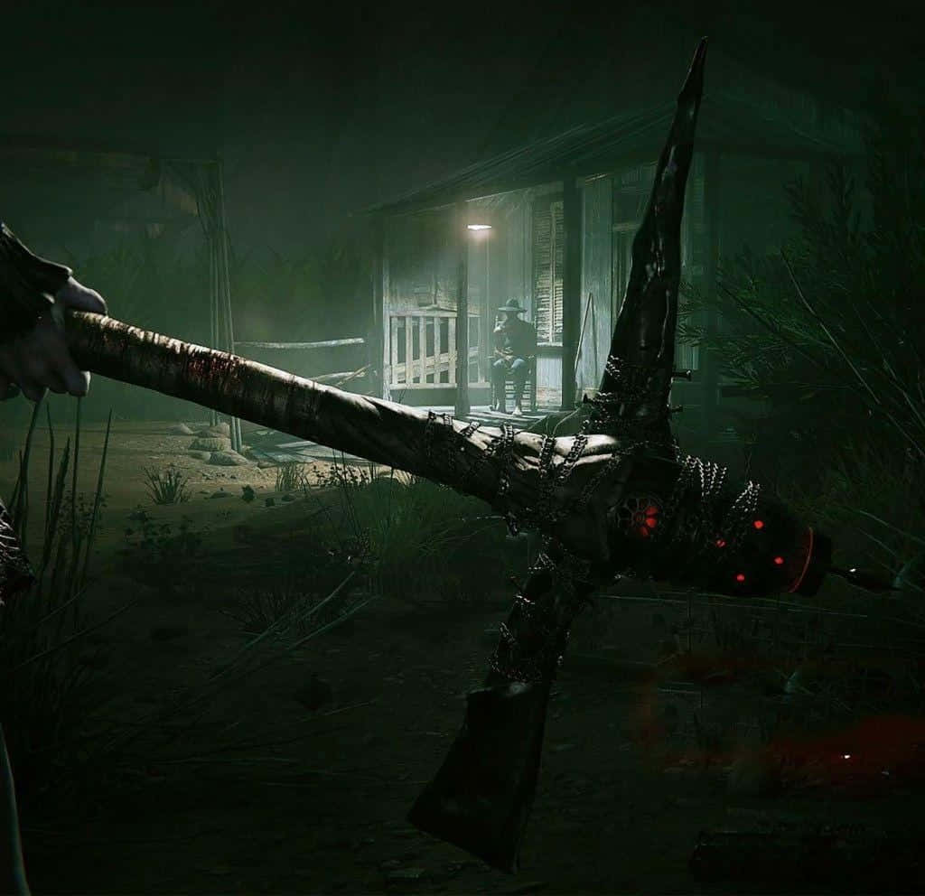 Survival Games 桌布 壁紙 — 一把擁有發光紅眼的怪異斧頭在黑暗霧氣瀰漫的庭院中被握著，一個孤獨的身影坐在門廊下，只有一盞燈亮著。