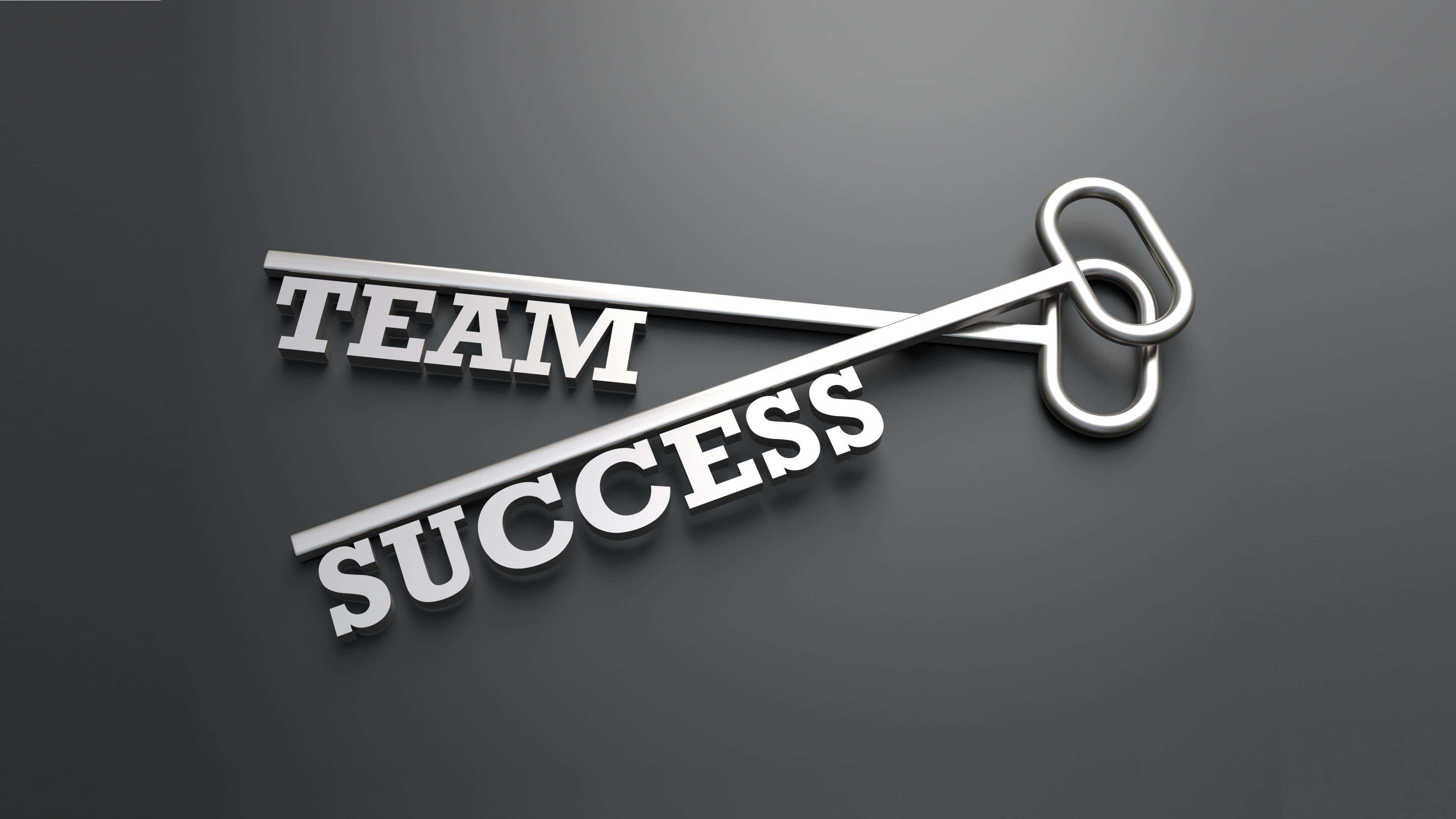 團隊合作 桌布 壁紙 — 一把時尚的金屬鑰匙，上面有粗體3D字母「TEAM」和「SUCCESS」交織在深灰色表面上。