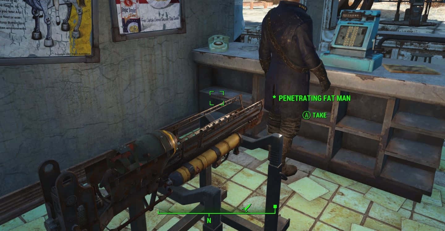 Fallout 4 Fat Man 桌布 壁紙 — 一把生鏽的重型武器放在支架上，位於一間破舊的商店內，櫃檯後站著一個角色。