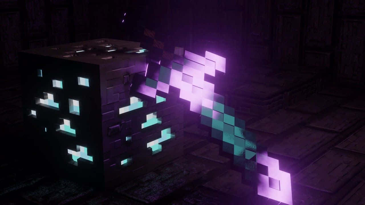 Minecraft Weapons 桌布 壁紙 — 一把發光的像素劍和一個立方體在黑暗的方塊地牢中散發出鮮豔的紫色和青色光芒。