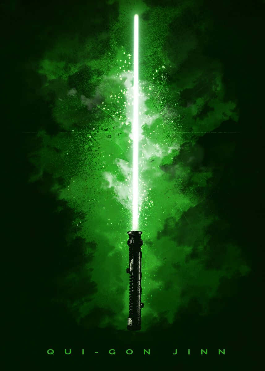 Qui-gon Jinn 桌布 壁紙 — 一把發光的綠色光劍從黑暗的劍柄中噴出，背景是旋轉的綠色能量，下方有名字 Qui-Gon Jinn。