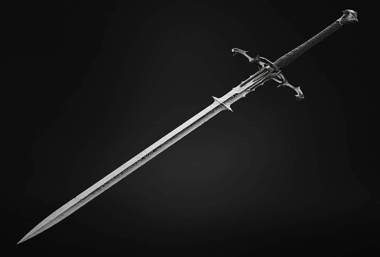 Excalibur 桌布 壁紙 — 一把細節豐富的華麗劍，帶有紋理握柄和複雜護手，在深色漸變背景上發光。