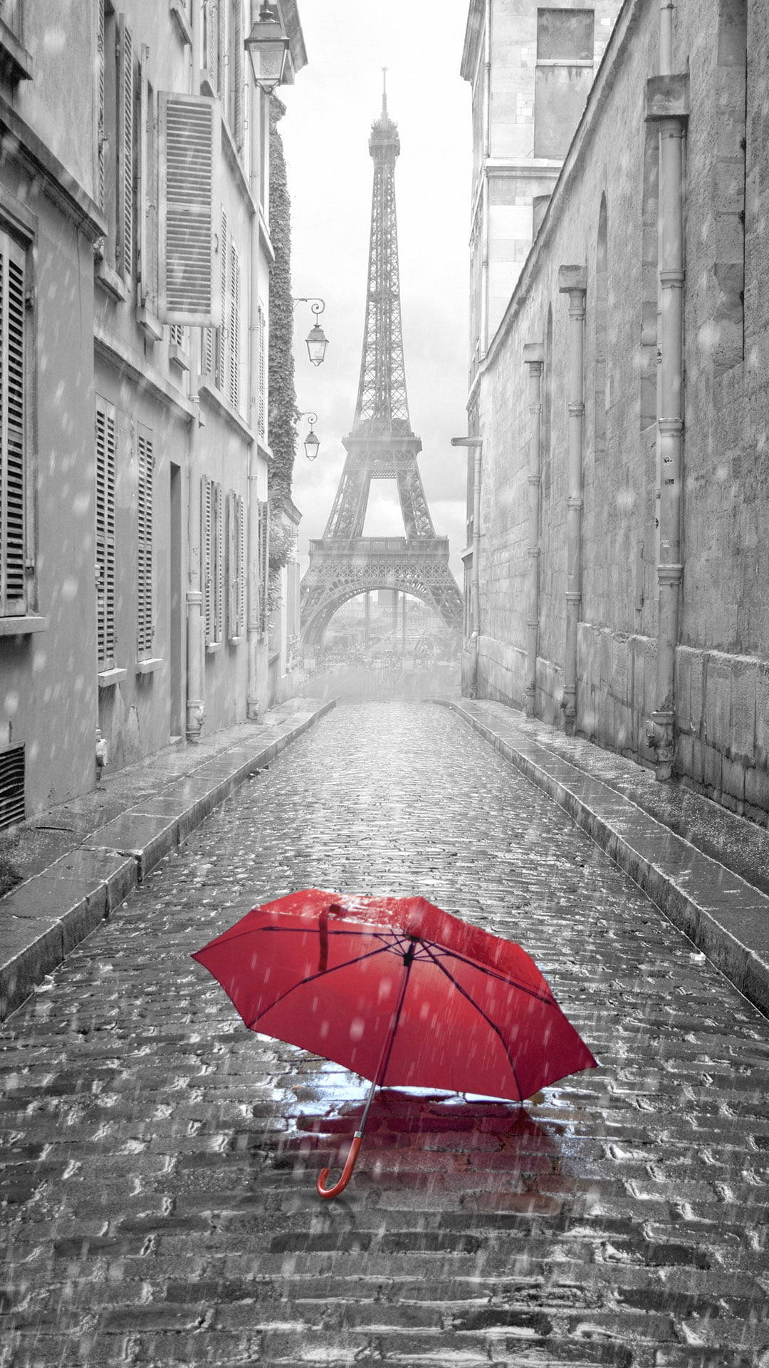 Umbrella 桌布 壁紙 — 一把鮮紅色的雨傘被遺棄在巴黎濕漉漉的鵝卵石街道上，雪花飄落，遠處霧中可見艾菲爾鐵塔。