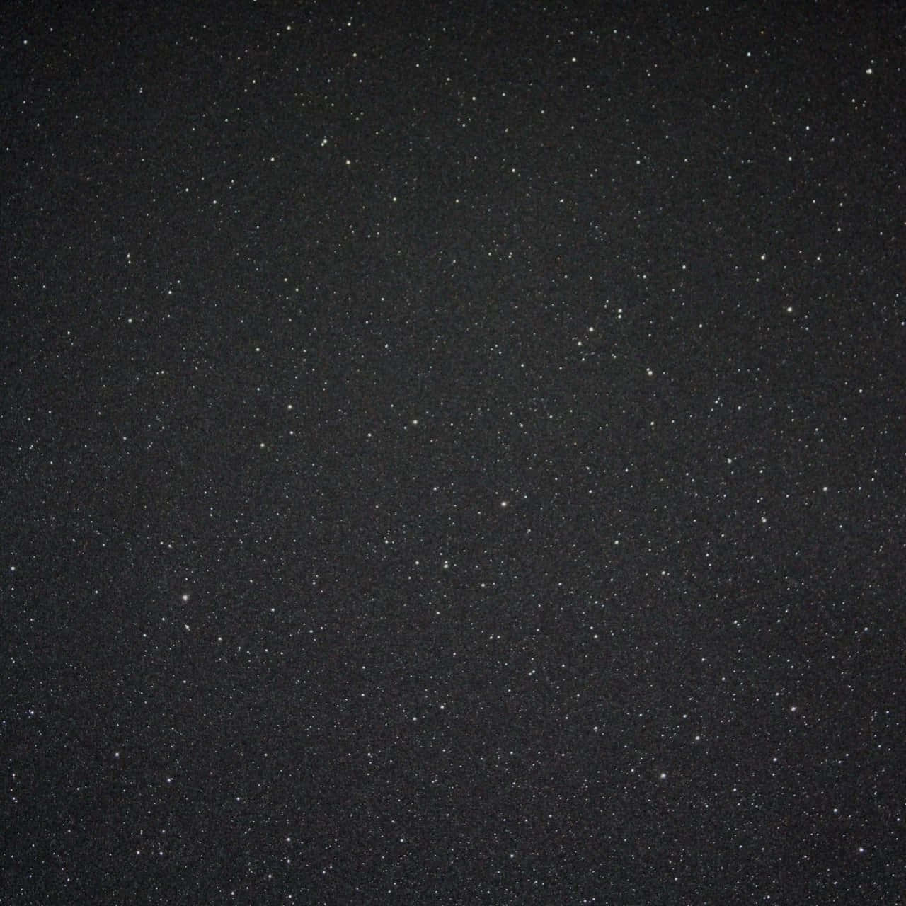 在黑暗背景下，無數閃爍的星星點綴的星空夜晚。