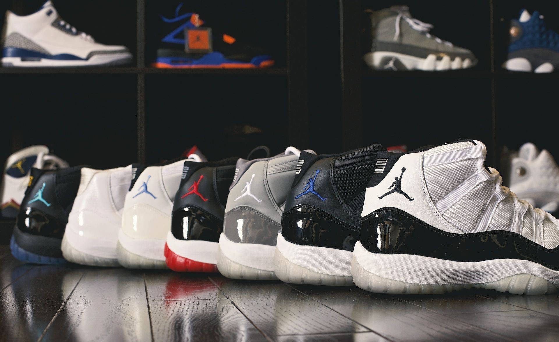 一排Air Jordan波鞋整齊排列喺書架上 壁紙