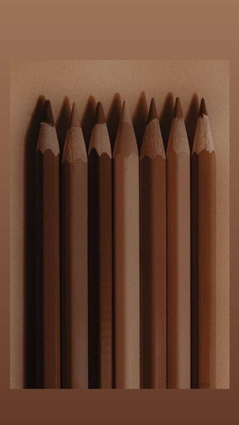 pencil 桌布 壁紙 — 一排不同深淺的削尖棕色鉛筆，直立於帶有紋理的米色背景前。