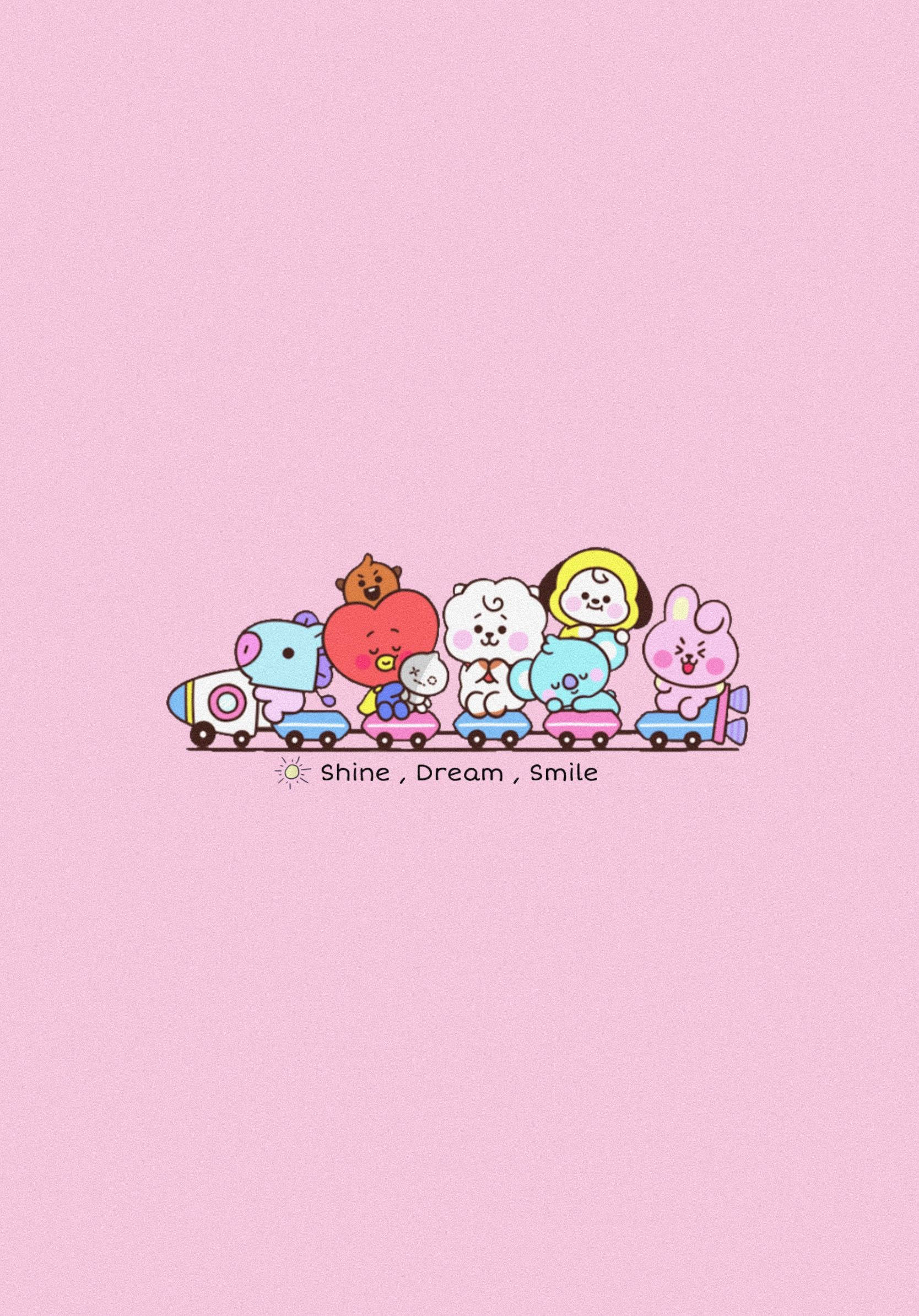 tata bt21 桌布 壁紙 — 一排可愛的卡通人物騎著色彩繽紛的玩具車，在柔和的粉紅色背景上，帶有「shine dream smile」字句。