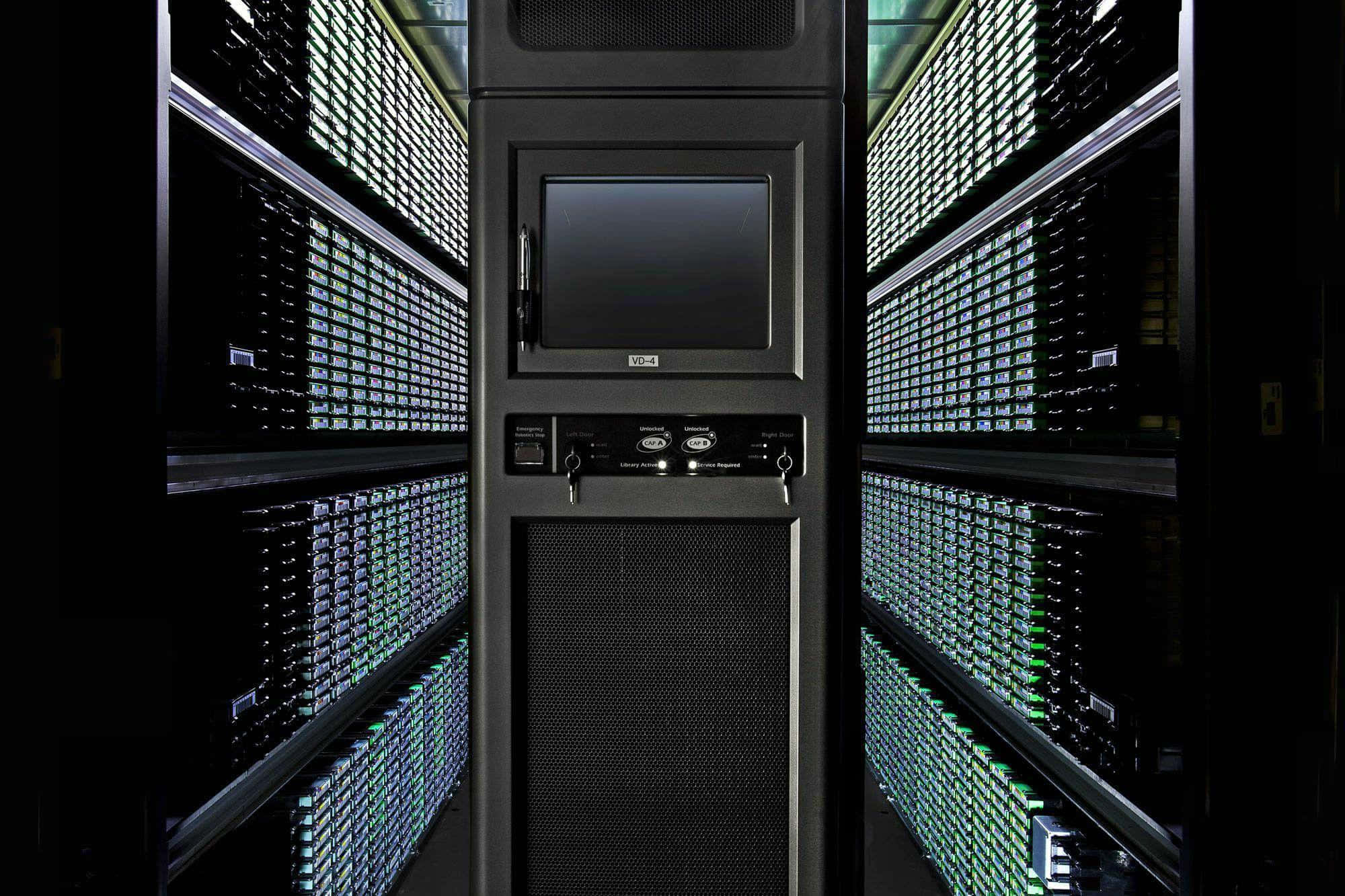 Data Management 桌布 壁紙 — 一排排伺服器機架在昏暗的數據中心中發出綠色指示燈的光芒。