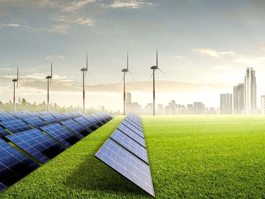 Renewable Energy 桌布 壁紙 — 一排排太陽能板和風力渦輪機在柔和的金色日出下，穿過充滿活力的綠色田野，延伸向現代城市天際線。