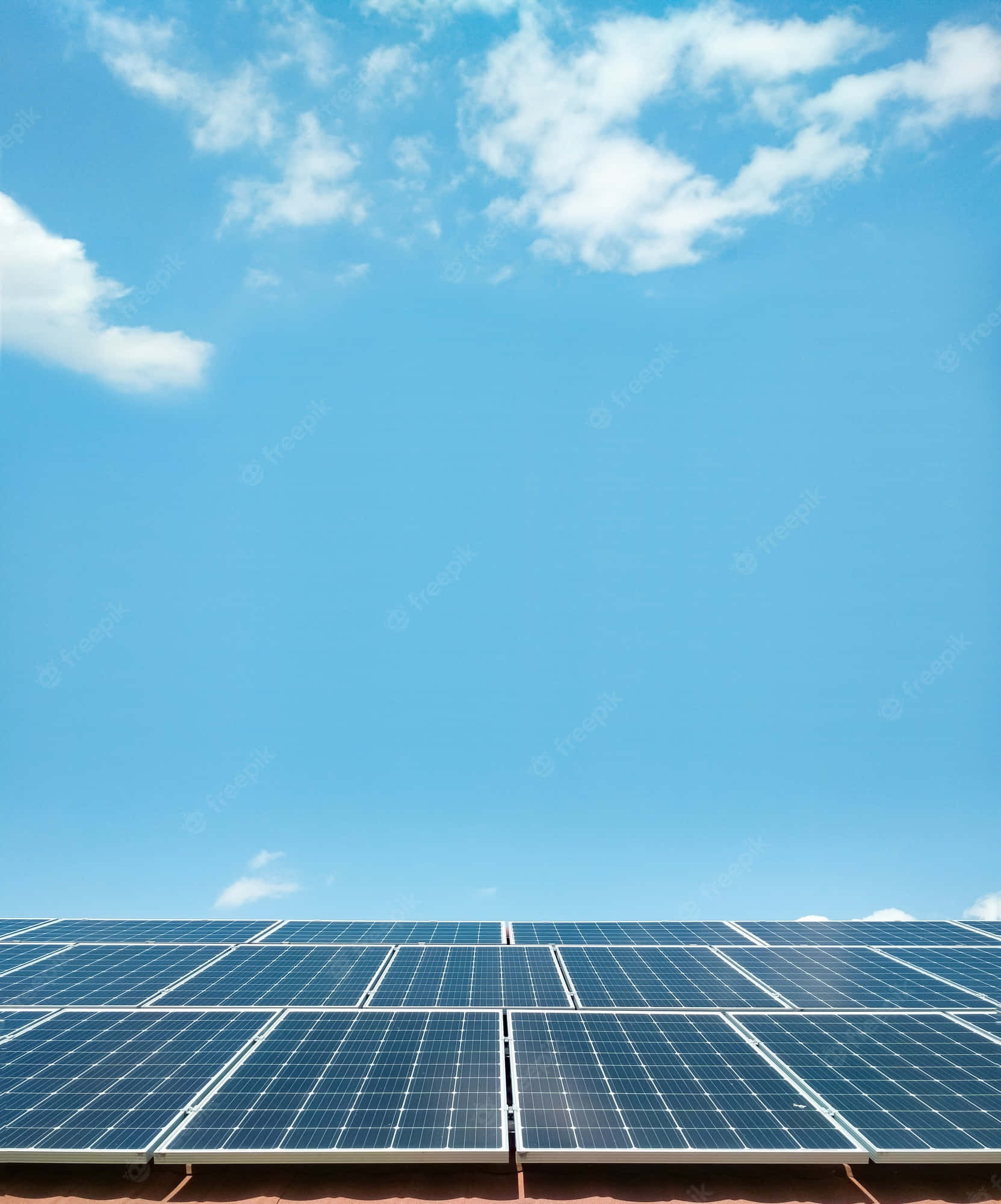 Solar Panel 桌布 壁紙 — 一排排太陽能板在廣闊的藍天下延伸，點綴著蓬鬆的白雲。