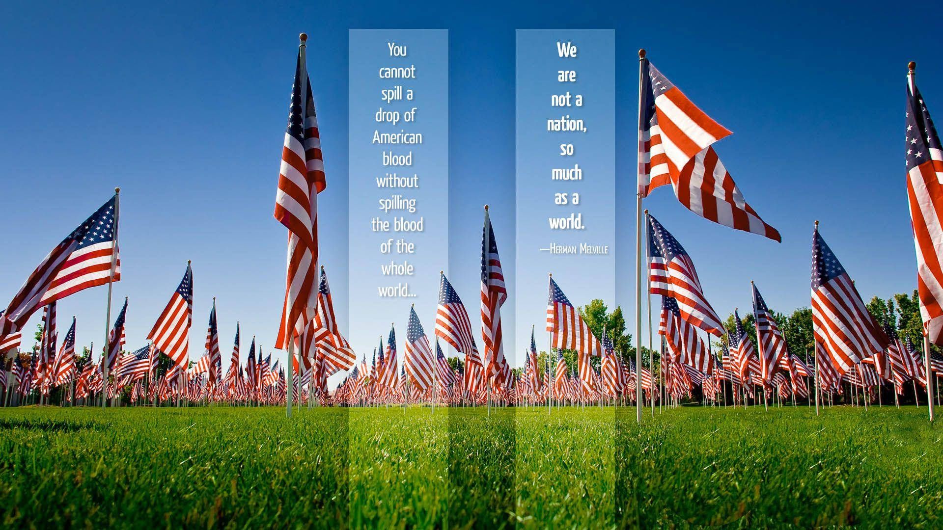 911 Memorial 桌布 壁紙 — 一排排美國國旗在晴朗的藍天下，在一片充滿活力的綠色田野上自豪地飄揚，並帶有鼓舞人心的文字疊加。