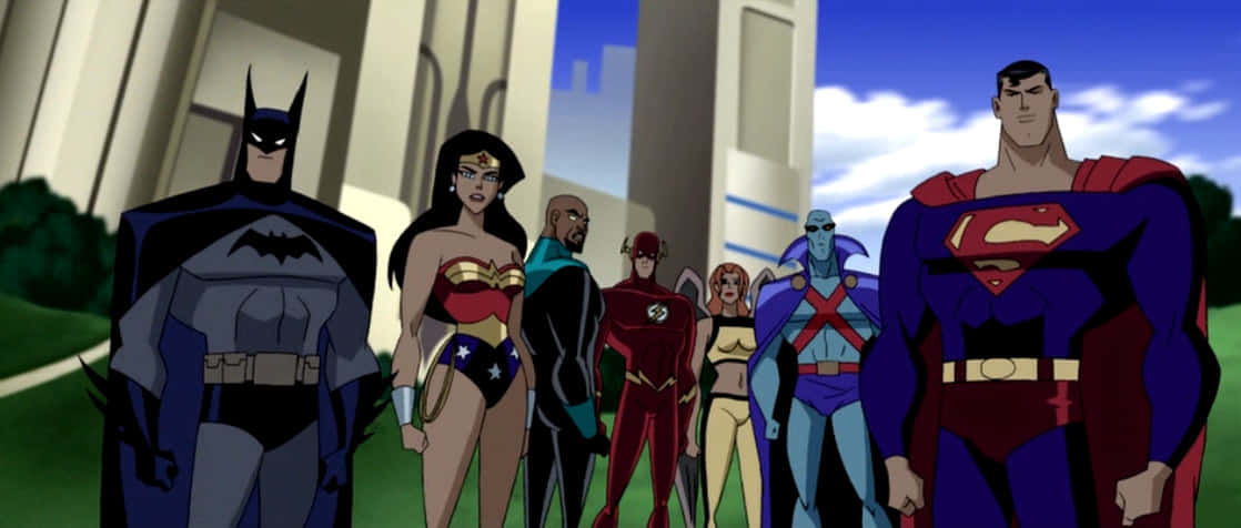 Justice League Unlimited 桌布 壁紙 — 一排標誌性的DC超級英雄，包括蝙蝠俠、神奇女俠和超人，在風格化的動畫場景中站在一起。