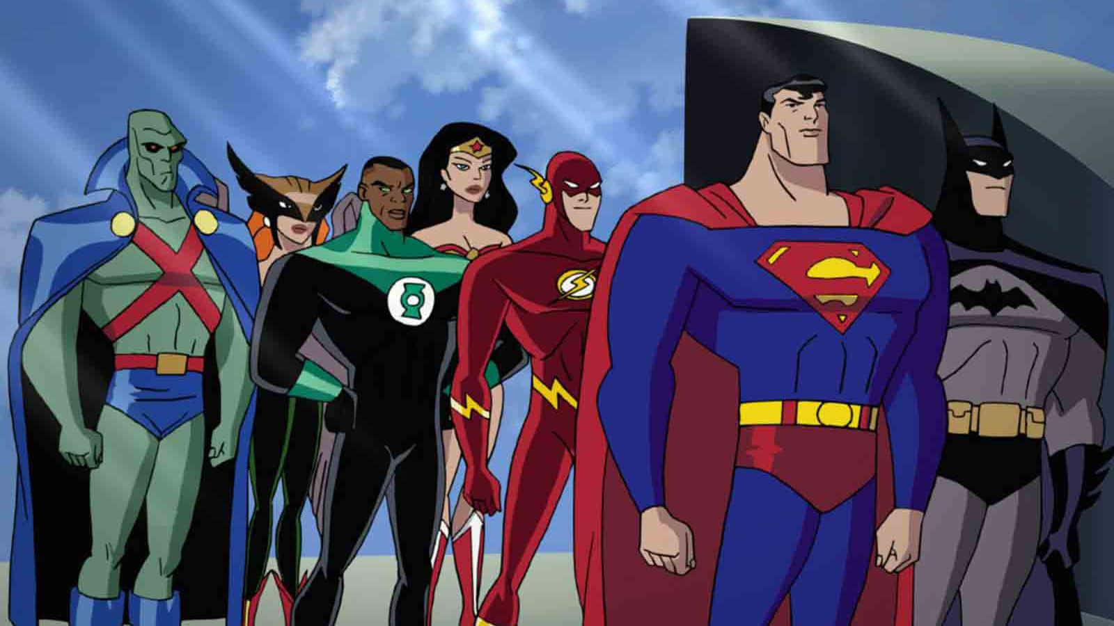 Justice League Unlimited 桌布 壁紙 — 一排標誌性的DC超級英雄，包括超人、蝙蝠俠、神奇女俠和閃電俠，英勇地站在明亮的藍天白雲下。