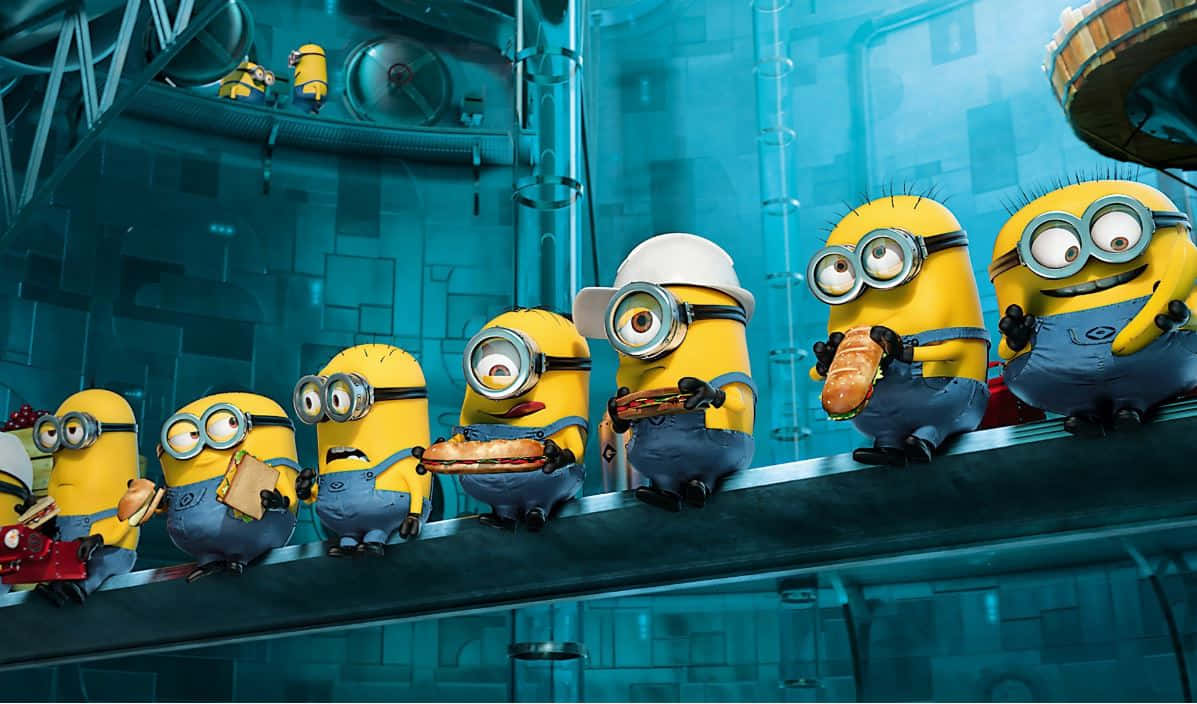 Animation Movies 桌布 壁紙 — 一排穿著藍色工裝褲的黃色Minions在一個青綠色工業實驗室的金屬架上吃三文治。