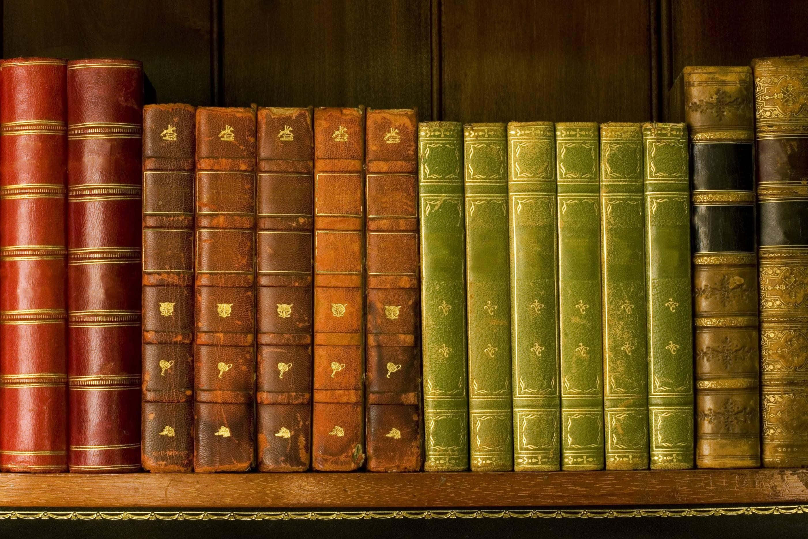 books 桌布 壁紙 — 一排紅色和綠色的復古皮革裝訂書籍，帶有金色壓花，整齊地放在木架上。