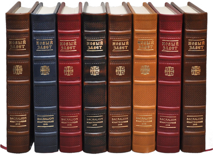 一排經典書籍 壁紙 — 一排七本皮革裝訂的新約聖經，顏色豐富多樣，直立擺放，帶有金色壓印文字和裝飾性十字架。