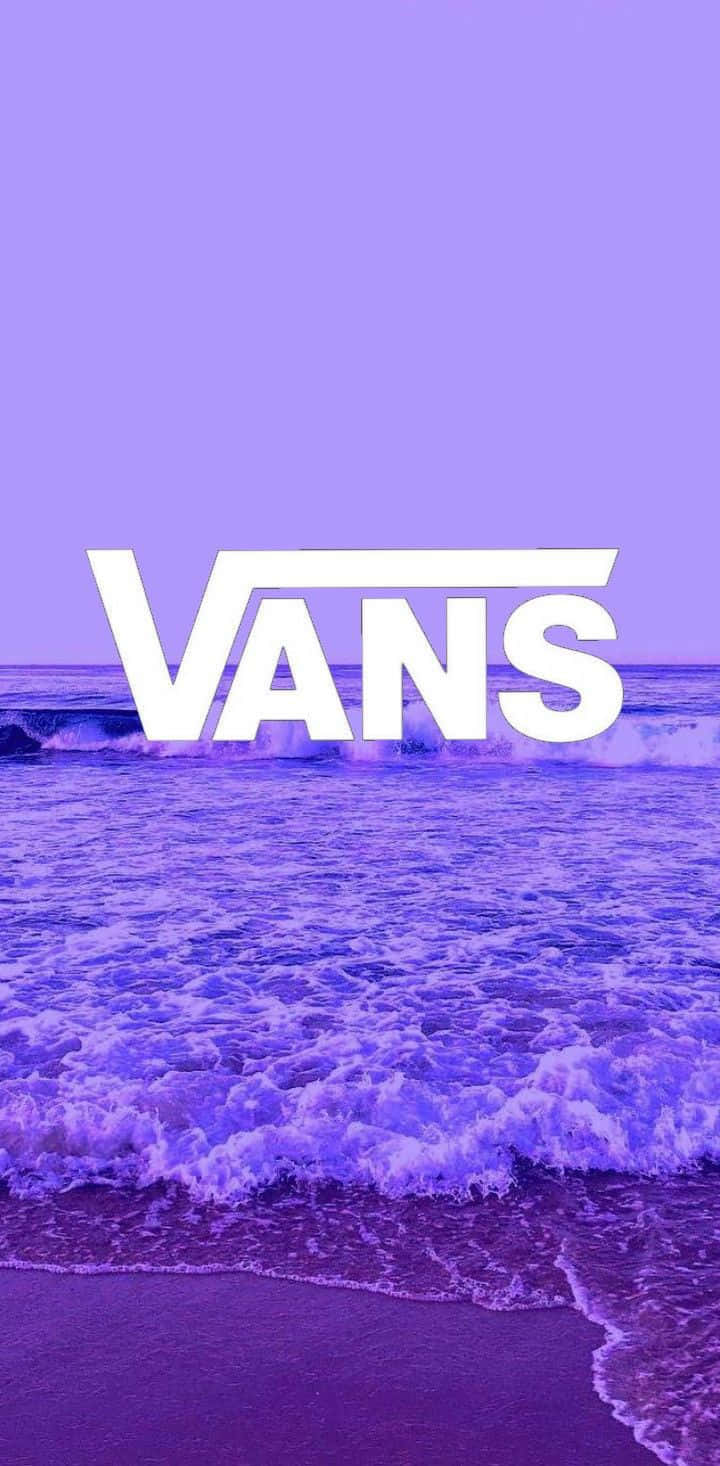 Vans 標誌在沙灘上的紫色海洋波浪上