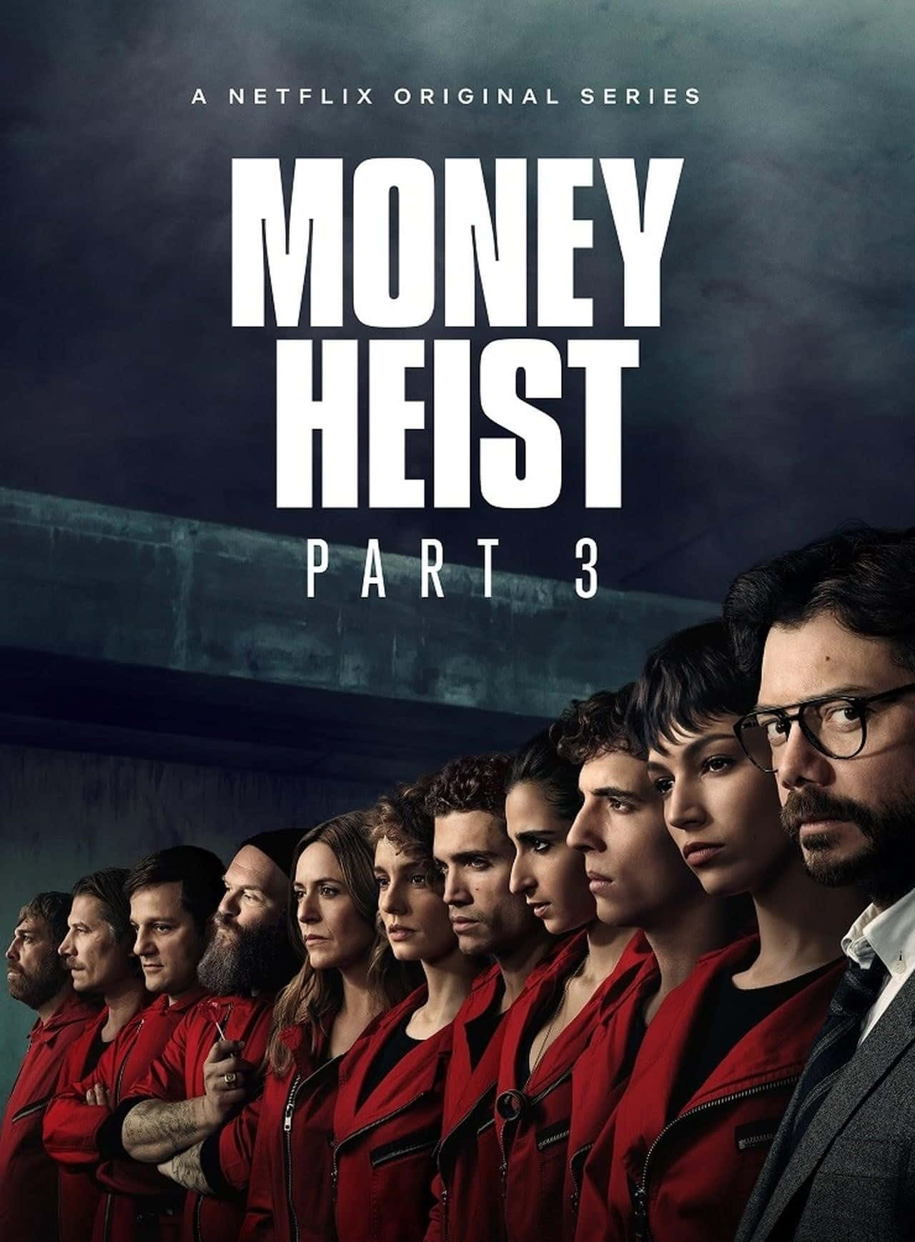 Money Heist 桌布 壁紙 — 一排身穿紅色連身衣褲的強烈角色和一個身穿西裝的角色，在戲劇性燈光下，對著黑暗的混凝土背景向前凝視。
