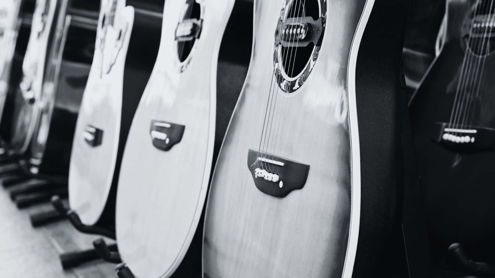 Black And White Guitar 桌布 壁紙 — 一排黑白原聲結他，淺景深突出前景樂器。