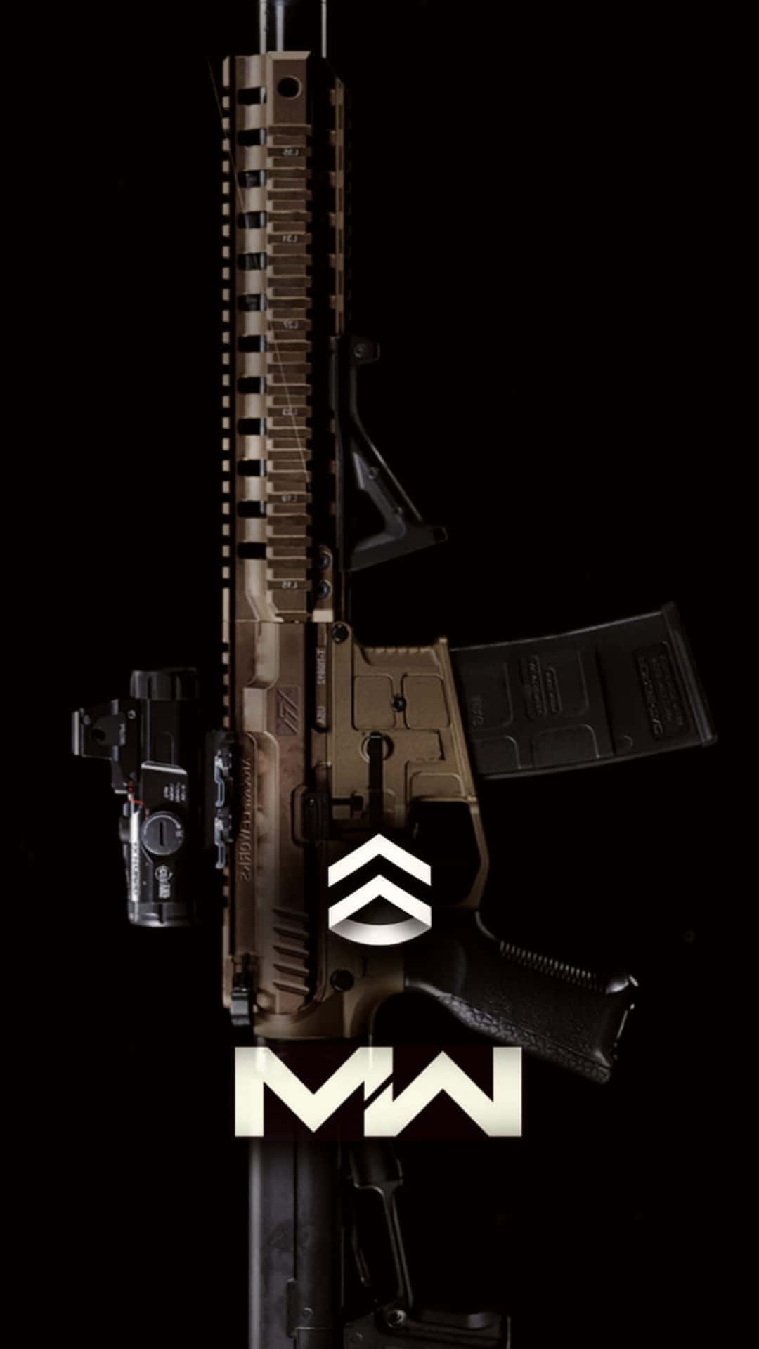 Call Of Duty Weapons 桌布 壁紙 — 一支棕褐色戰術步槍，配有瞄準鏡和彈匣，垂直立在黑色背景前，背景上有白色標誌和「MW」文字。