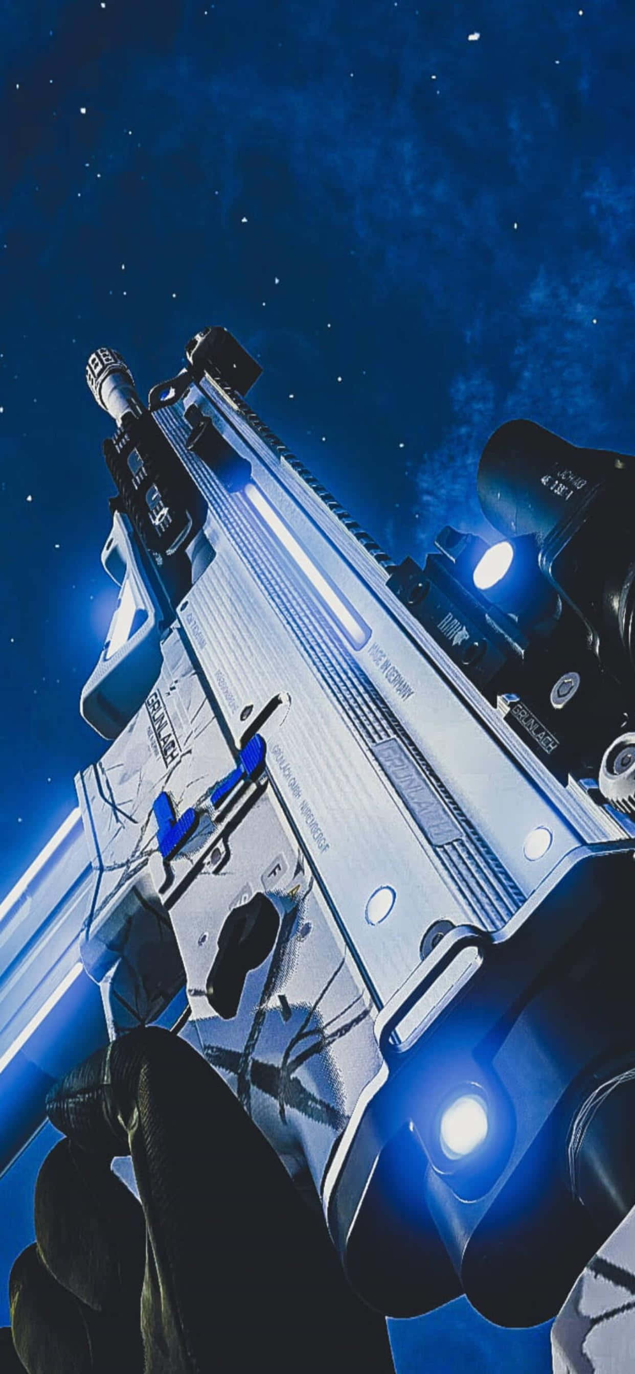 一支槍同天空中有藍色光 壁紙