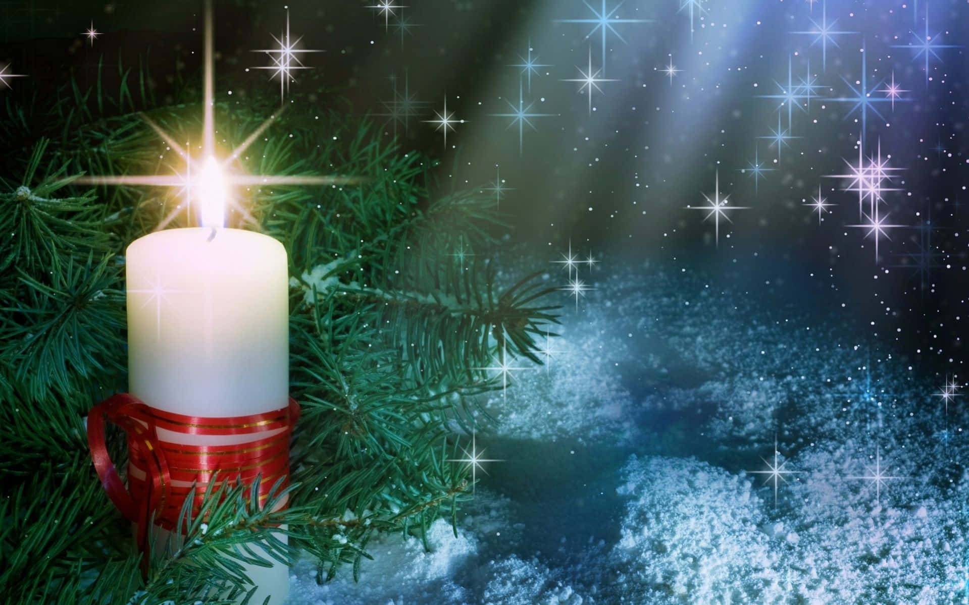 Winter Holiday 桌布 壁紙 — 一支發光的白色蠟燭用紅色絲帶包裹，放在白雪覆蓋的常綠樹枝間，閃爍星光下。