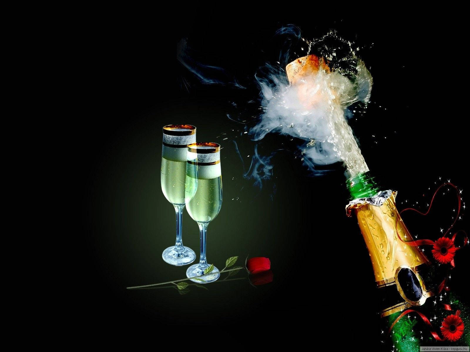 飲品 桌布 壁紙 — 一支香檳瓶在黑色背景下爆開，噴出泡沫和軟木塞，附近有兩個盛滿的笛形杯和紅玫瑰。
